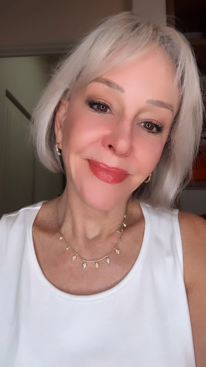 New arrivals @kendrascott Kingsley gold strand necklace with white crystals. Mayel gold biggie Earnie’s with white crystals. 
#fashionjewelry #kendragivesback #statementnecklace #classichoopearrings 