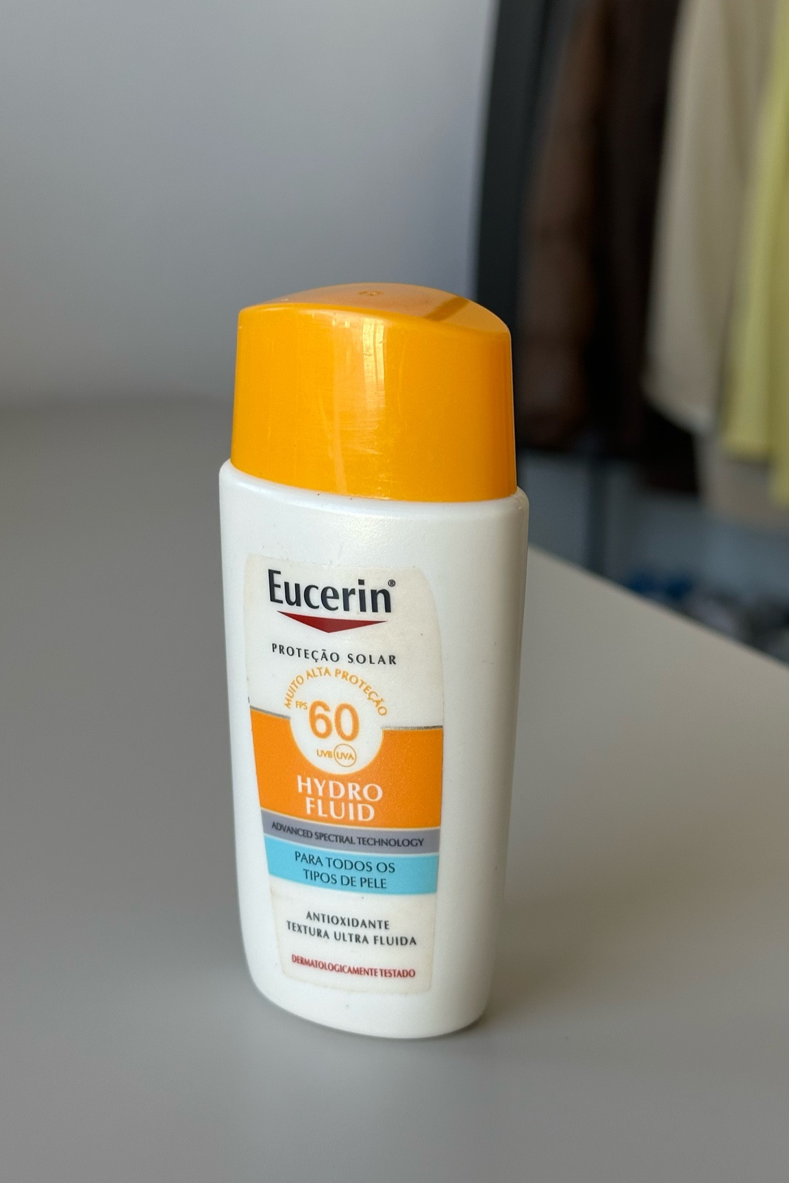 Protetor solar facial. Eucerin Sun Hydro Fluid FPS 60 é indicado para todos os tipos de pele, possui textura hidro fluída que é confortável na pele e fácil de espalhar.
