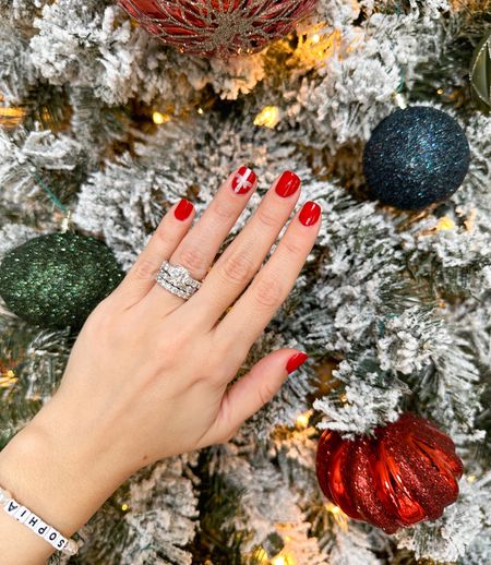A merry mani with DIY present art accent ! Mama is getting her groove back thanks to Londontown!! LAUREN25 always gets you 25% off site wide🎄 #notsponsored 
