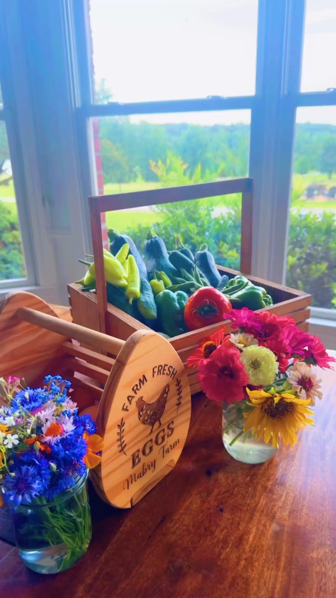 When your own kitchen full of homegrown 🪴 goodness 🧺🫑🍅🥒💛👩‍🌾 feels like you went to a farmer’s market 🤭