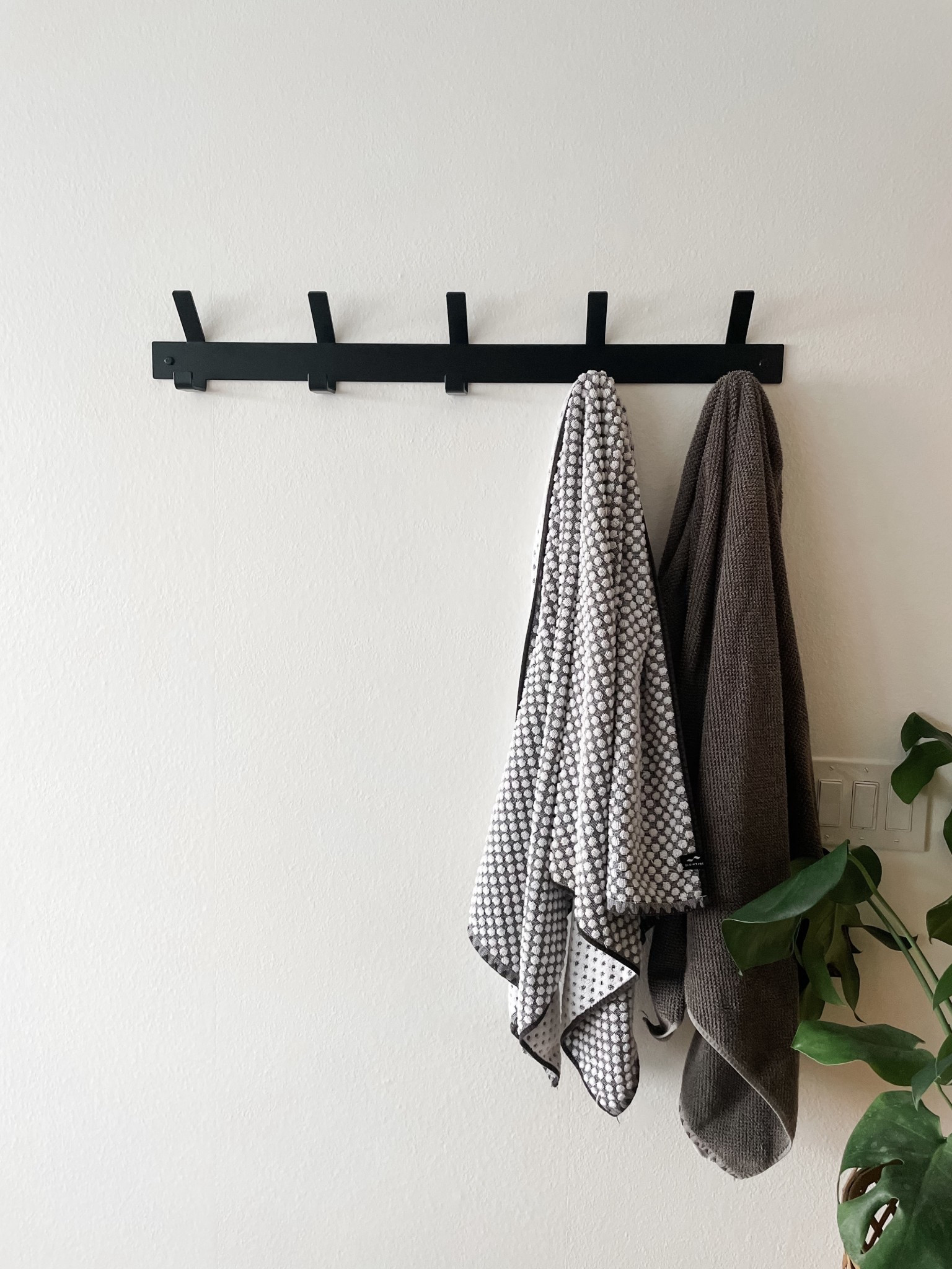 Black metal hook rack for instant functionality in the bathroom. So much better than a single bar. Easily hangs towels and ropes. Best little update. I’ve done in a while.



#LTKSaleAlert #LTKHome #LTKCyberWeek