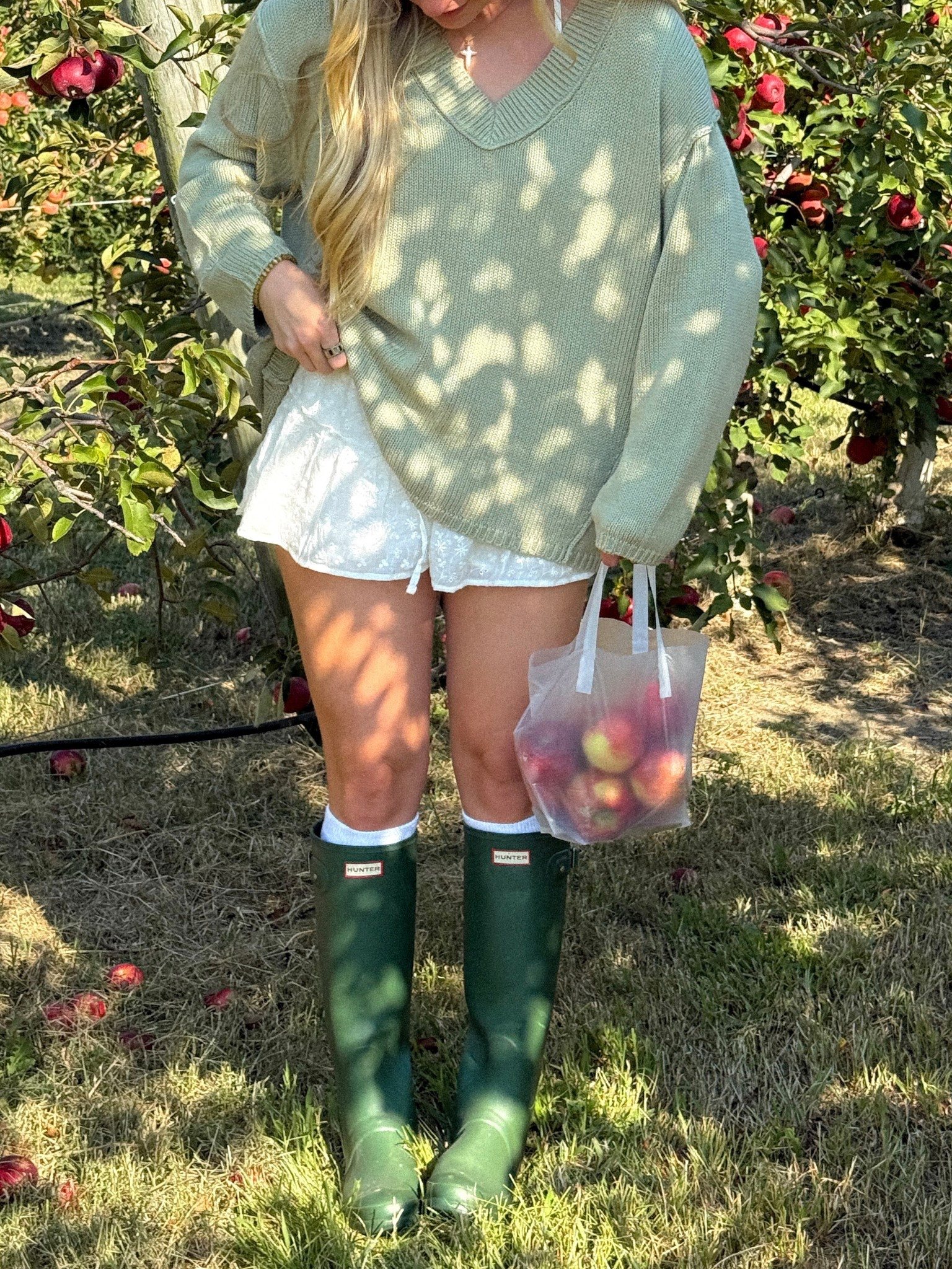 Apple picking outfit! 🍎 couldn’t find the shorts but linked similar! Wearing size small in sweater 


#LTKFallSale #LTKSeasonal