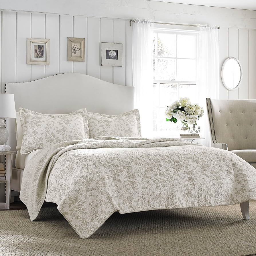 Laura Ashley Home - King Quilt Set, Cotton Reversible Bedding with Matching Shams, Home Decor for... | Amazon (US)