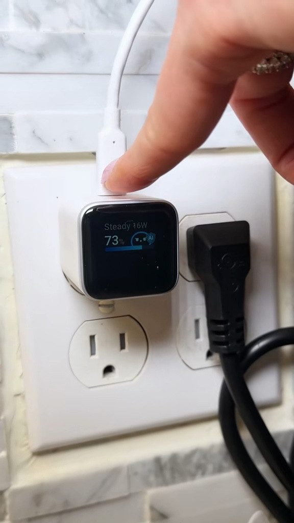 Smart screen charger that keeps devices powered with optimized charging to help protect battery life over time.

#anker #smartcharger #iphonecharger 