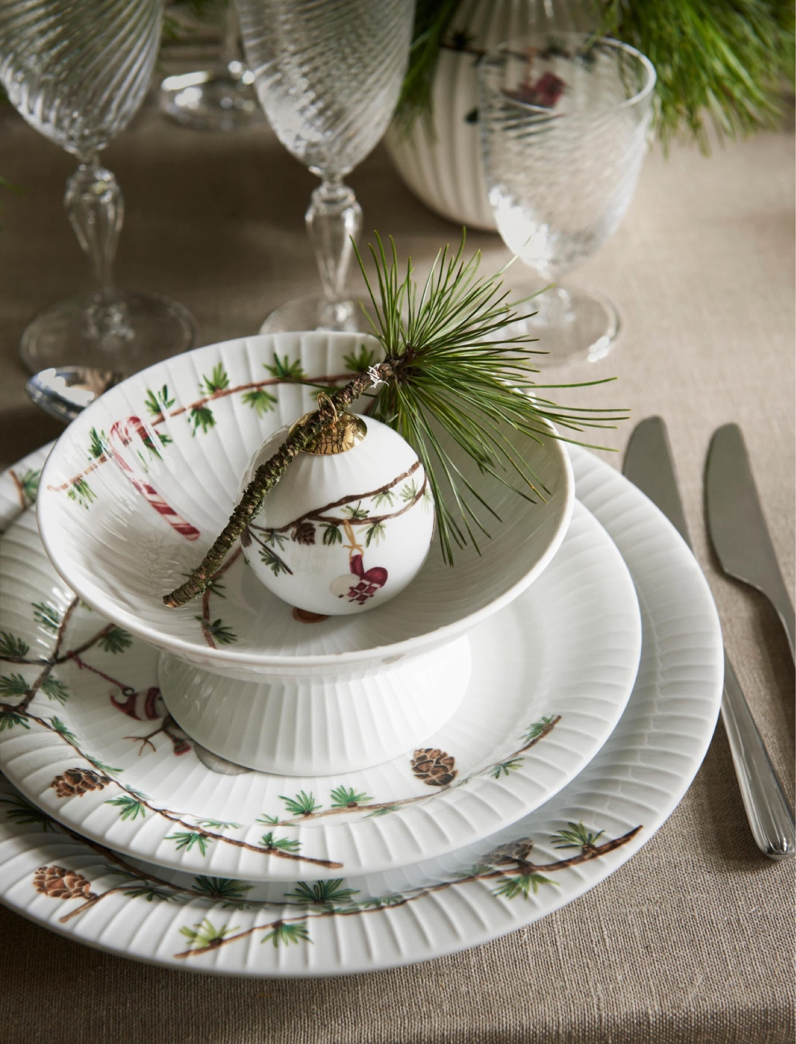 A Christmas table setting 
#ltkhome #ltkhomedecor #natale #casa #tavola #piatti #christmas #homedecor #plates #christmasdecor #christmasdecorations #regali #gifts

#LTKitalia #LTKgiftguide #LTKeurope