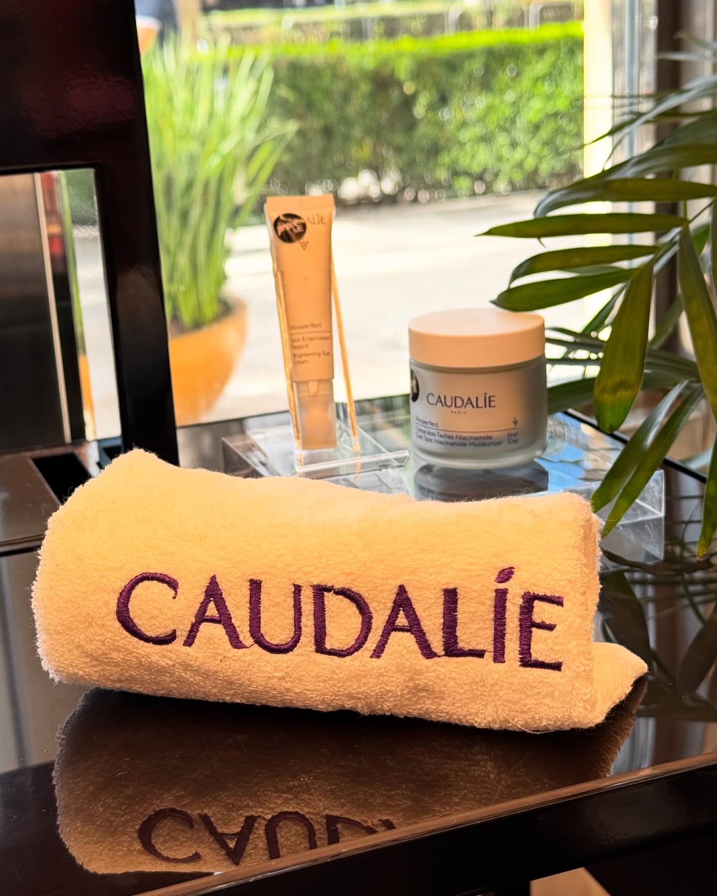 Uma imersão no luxo consciente da beleza francesa. 

Hoje vivi uma experiência inesquecível no evento da Caudalie, marca francesa nascida em meio aos vinhedos do sul da França — e sinônimo de inovação, elegância e sustentabilidade. 

Com raízes familiares desde 1993, a marca une ciência e natureza de forma única:
Caudalie vem da enologia e representa o tempo de permanência do vinho na boca — e assim também são seus produtos: memoráveis.
Patentearam os polifenóis da uva, potentes antioxidantes que combatem o envelhecimento da pele.
A molécula Viniferine (62x mais eficaz que a Vitamina C) e o Resveratrol (3x mais potente que o retinol) são exclusividades da marca, fruto de parcerias científicas com universidades de medicina.

Com pilares sólidos — eficácia, beleza limpa e sustentabilidade — a Caudalie é pioneira em fórmulas limpas desde 2006, com 82 ingredientes excluídos de suas composições. 
Além disso, 1% da receita global é revertida para o reflorestamento. São mais de 12 milhões de árvores plantadas no mundo, sendo quase 3 milhões no Brasil, em Alagoas.
E claro: embalagens recicláveis e refis que reduzem em até 85% o plástico descartado. 🌍

Fechamento com agradecimento:
Obrigada, Caudalie e Sephora Brasil, por me proporcionarem essa vivência tão rica e inspiradora. Um verdadeiro encontro com a beleza que faz sentido. 💜

#beleza #intimasdaline #make #maquiagem #moda #perfume #caudalie #sephora #BelezaLimpa #SkincareFrancesa #sustentabilidade #hair #cabelo
