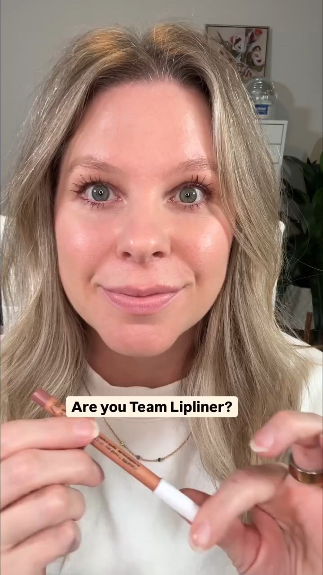 Anyone rock the 90s lip liner look back in the day? I loved that look on other people, but for myself, I was never a fan of lip liner until a few years ago. Finding a natural lip line shade (close to your lip color), makes the biggest difference! I now love using lip liner for shading and to give my lips a fuller look.Are you a team lip liner? And if not, I definitely encourage you to give it a try! And follow for more easy, everyday makeup tips for us gals over the age of 35.

Using @jonesroadbeauty lip liner shade Mauve and @irisandromeo lip balm in shade Cameo. Happy to send these your way for reference. Just let me know in the comments!

#makeupformatureskin #lipliner #simplemakeup