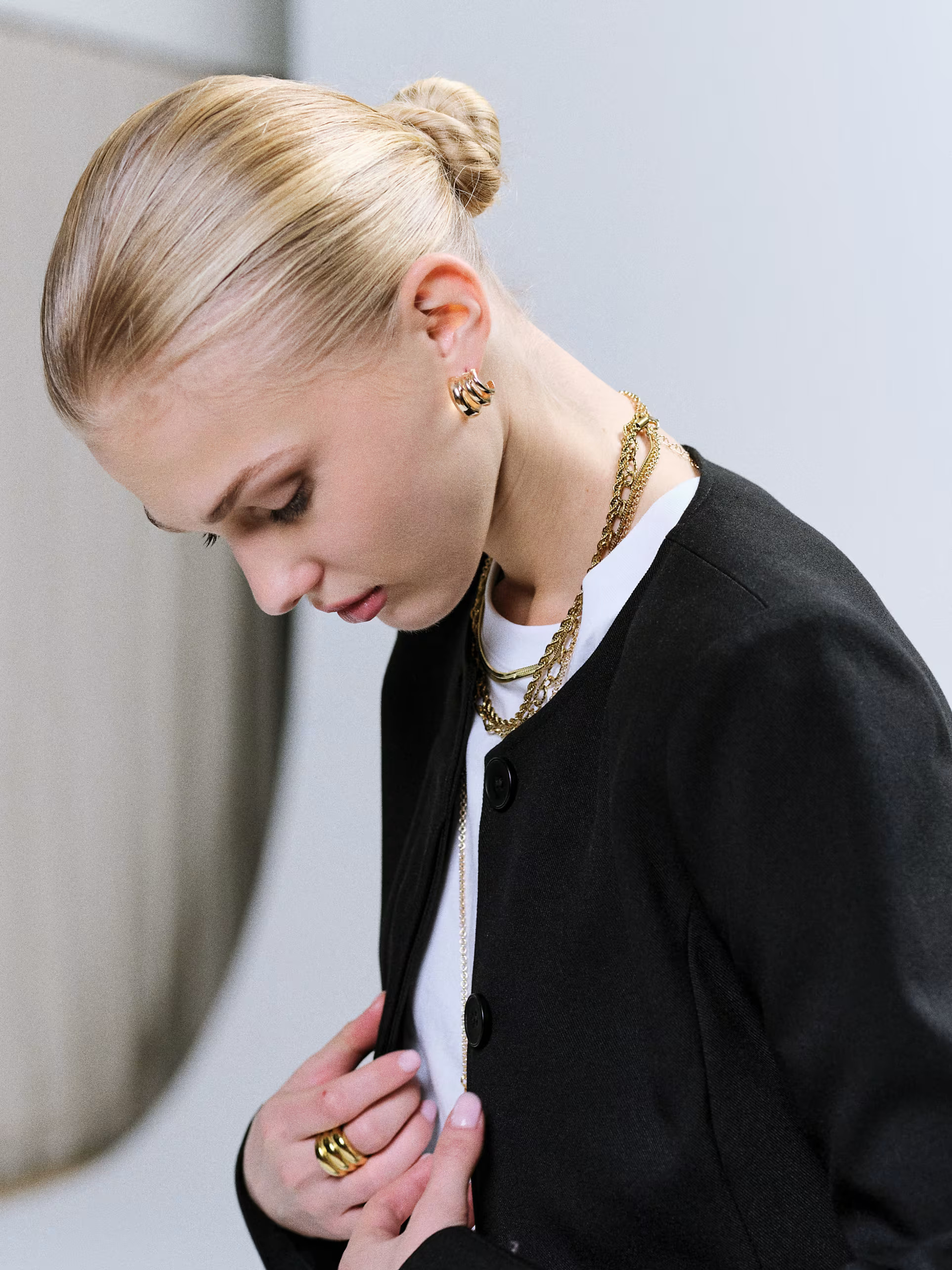 \u203a 4th & Reckless \u2013 Exklusiver, kragenloser, taillierter Blazer in Schwarz mit Kokon\u00... | ASOS (Global)