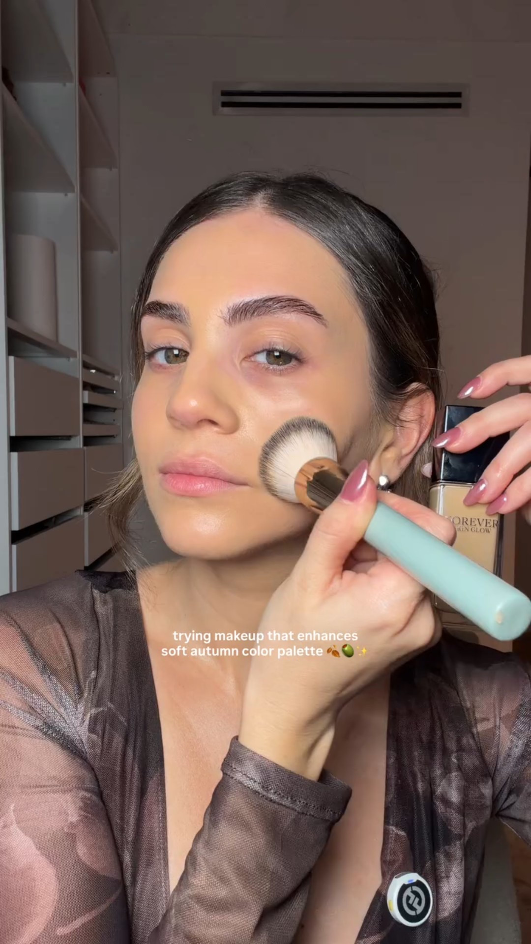 loveeee burgundy browns around the eyes 🍂👀 soft Autumn is all about leaning into neutrals avoiding black and harsh contrast. This look really makes green eyes pop in a soft contrast way 🫒🌱🫶￼

@diorbeauty forever skin glow 2WO + forever skin bronze shade 
@kosas revealer extra bright + revealer concealer 3.2O 
@hourglasscosmetics concealer brush , no 15 blush brush
@leonebeauty foundation and powder brush 
@anastasiabeverlyhills contour stick and lipliner in shade sepia 
@tomfordbeauty soleil beige chalet mink eyeshadow + cream blush 
@urbandecaycosmetics eyeliner in shade ruby drip 
@pradabeauty mascara 
@guerlain terracotta bronzer medium cool + lipstick 
@patmcgrathreal setting powder
@saiebeauty city glow setting spray

#softautumnmakeup #colortheory #burgundymakeup #makeupvideo #makeupforgreeneyes