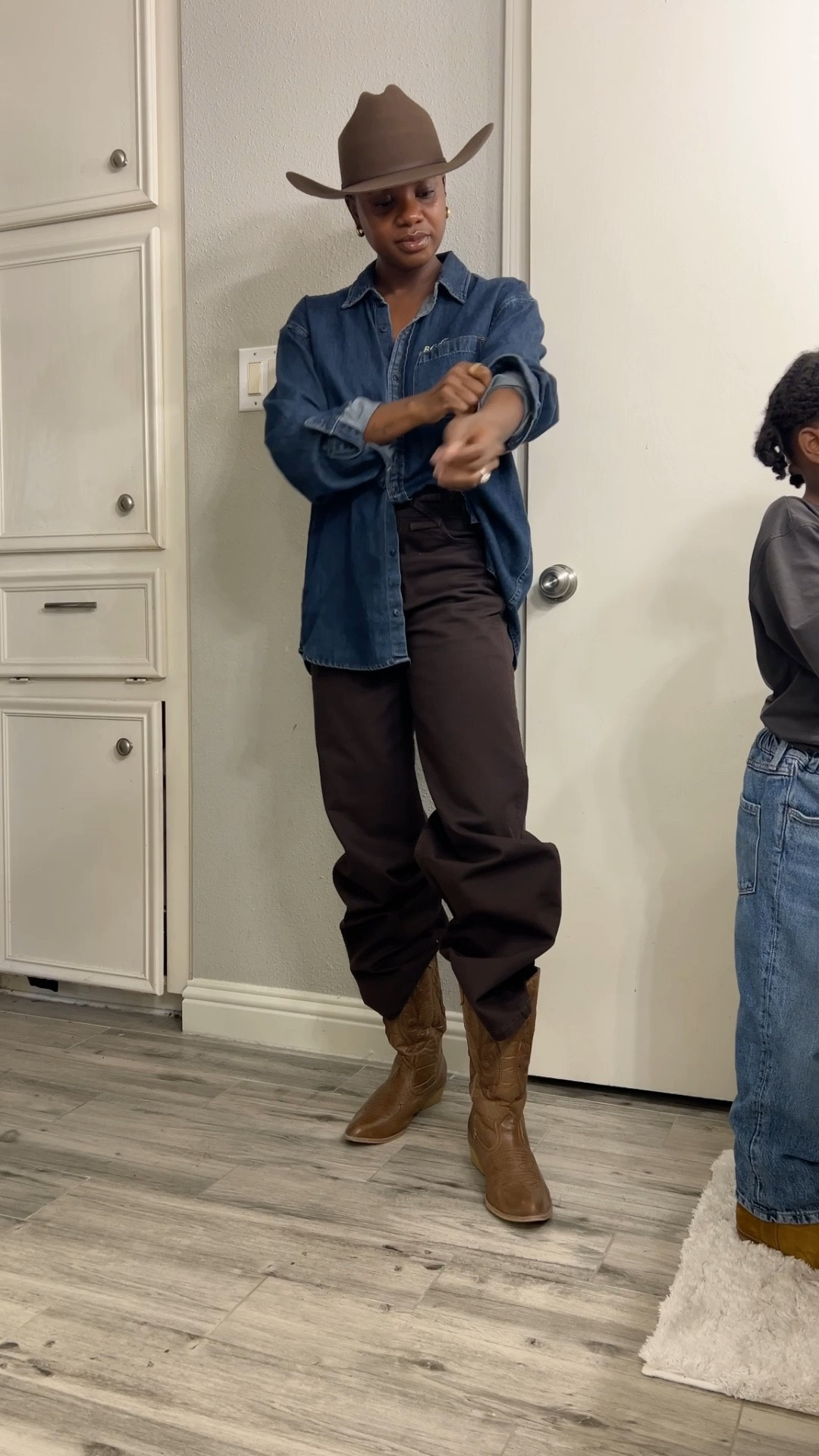 Go Texan day outfit! Dark long sleeve denim shirt , brown wide leg, jeans, brown western boots, and a brown cowboy hat. Casual rodeo outfit! ￼