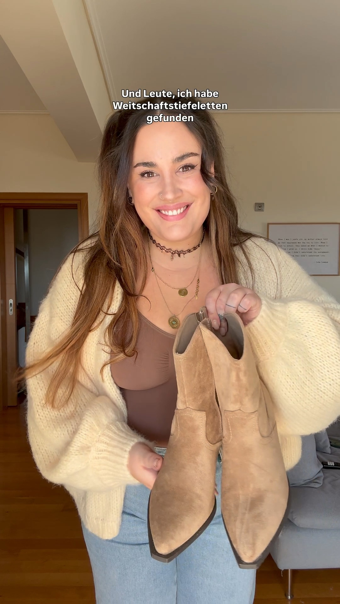 Perfekt sitzende Jeans in Größe 34/32, Weitschaftstiefeletten und butteryellow Strickjacke in L🤍 lieben wir!

#LTKcurves #LTKmidsize #LTKplussize