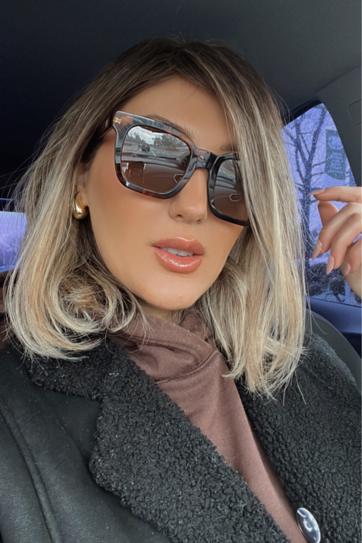 Rainy day OOTD 

@teuxofficial sunglasses, style Daybreak in coffee & créme 
Ana Luisa Gold teardrop statement earrings 
Laneige lip balm peach 
Aritzia sweater size XS,TTS 
Black long coat, size small, TTS 

Winter outfits 
Winter to spring transitional outfits 
Athleisure outfit 
Accessories 


#LTKsalealert #LTKbeauty

#LTKSeasonal