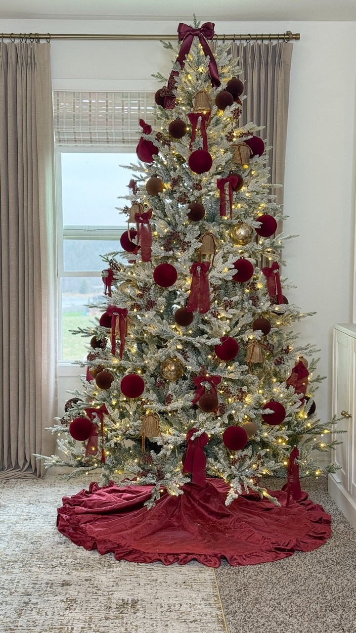 Styling our loft with a Cozy Winter vibe 🎄⛄️❄️

We love this tree so much, and I wanted to bring it back this year. I love the cozy and soft look this tree brings to this room. I styled it with deep reds and an earth color pallet plus organic neutral elements and gold touches. This is my favorite tree. 
.
.
.
.
.
.
#christmastree #homedesign #homestyle