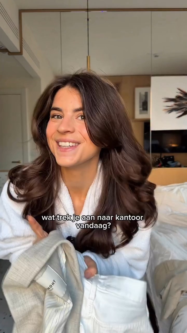 15 graden wat trek je aan naar kantoor? Mijn werkplek vanuit Milaan (vorige week opgenomen hihi), maar deze blazer is toch geweldig! Heerlijk met een witte jeans en loafers. Een perfecte lente look! Wil je links? Laat het weten in de comments!