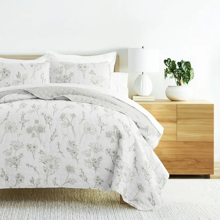 Noble Linens 3-Piece Light Gray Blooming Daisy Reversible Quilt Set, King | Walmart (US)