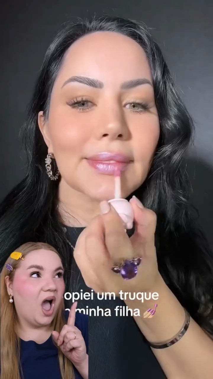 Meu novo vício é salvar todos os videos da @brunatavares testando truques e lip combos para testar depois com vocês 😂💜✨