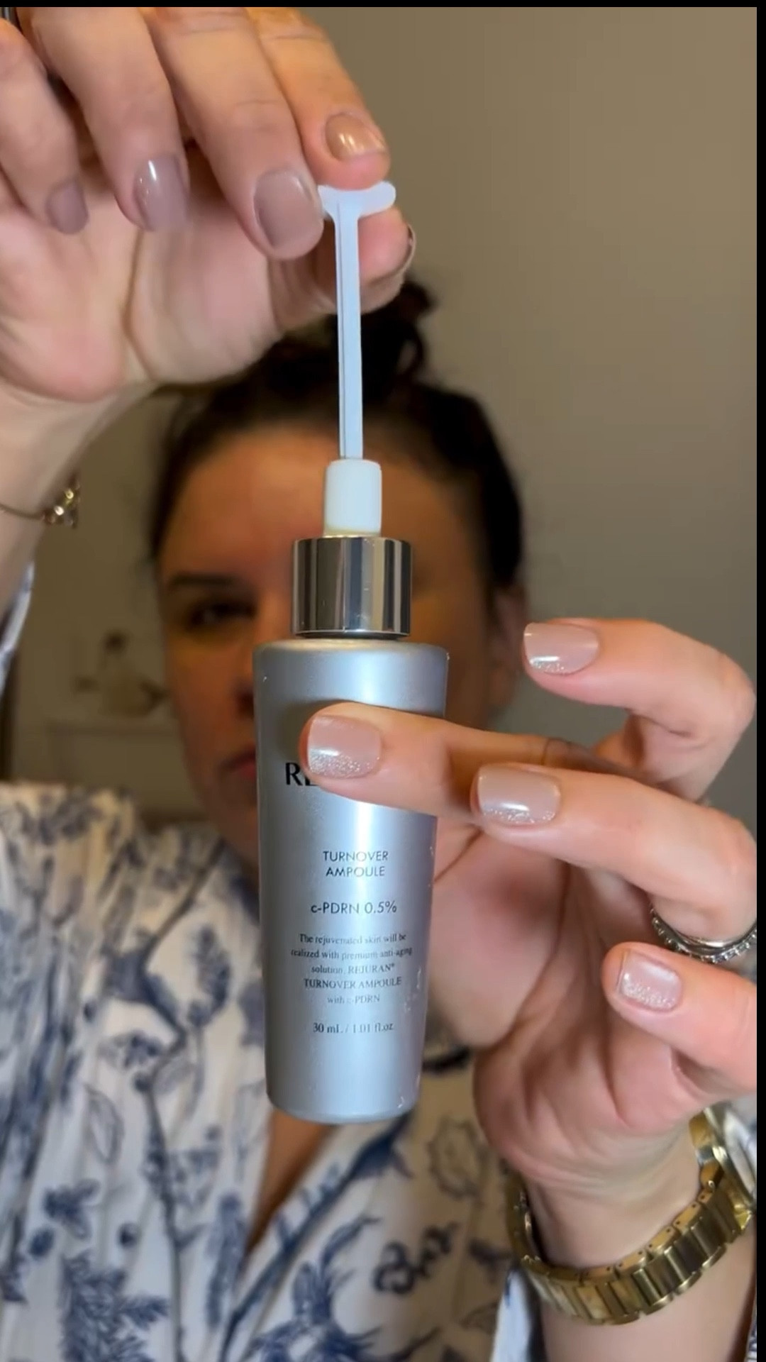 POV: you wake up early just to feel human before mom life begins 🫶
Skincare first. Chaos later.

#QuietMornings
#SelfCareRitual
#MomLifeUnfiltered
#SlowMorning
#SkinCareRoutine