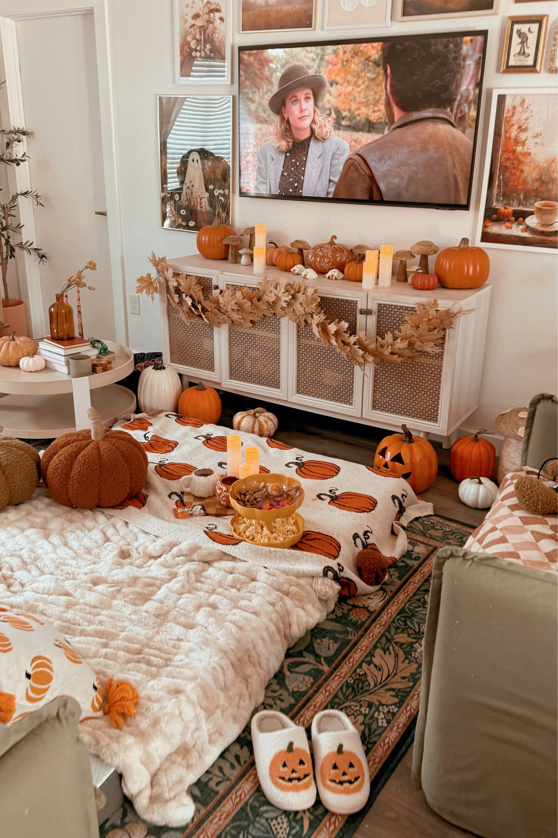 Coziest movie night set up 🫶🏻🍂🎃🍿