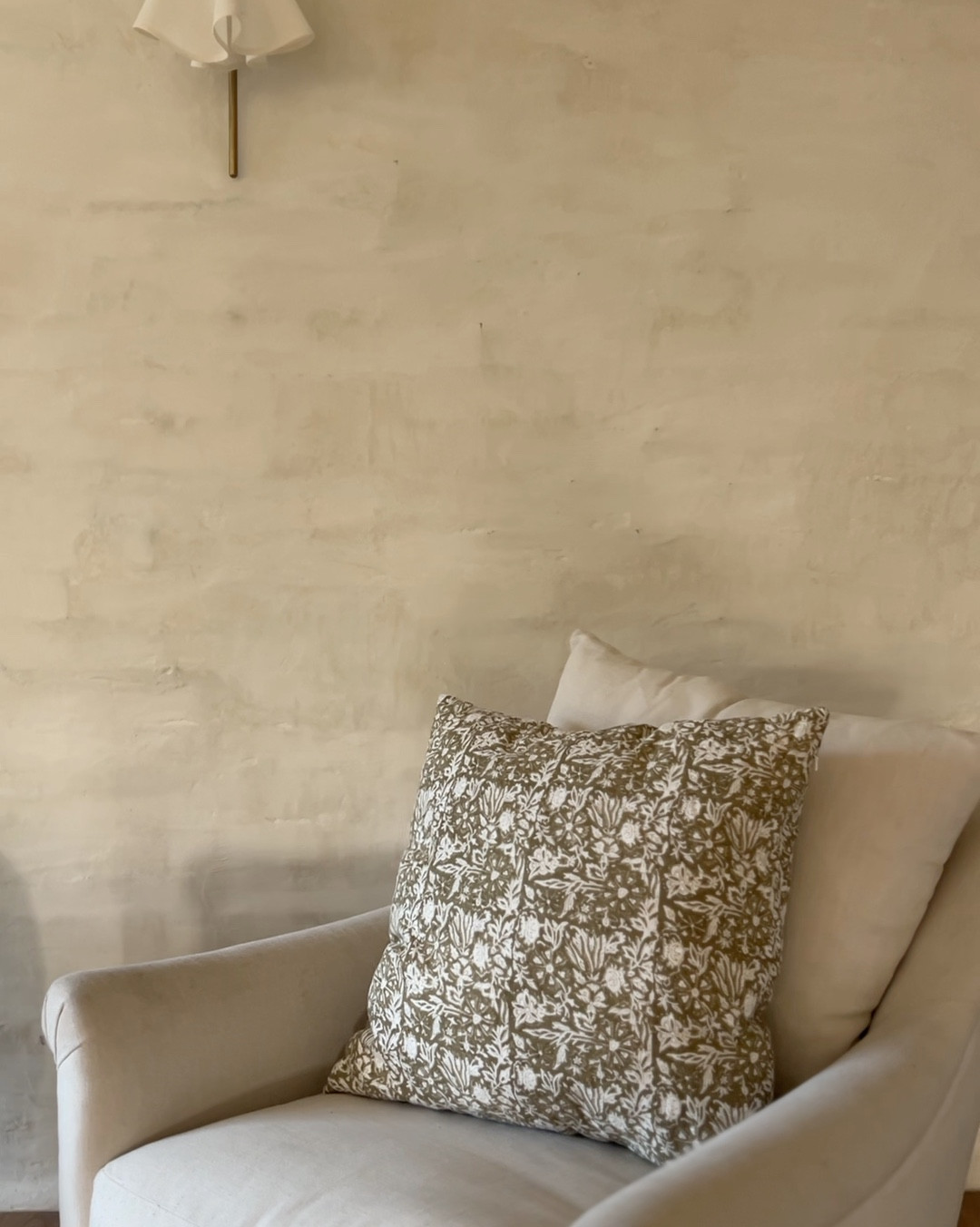 My favorite investment pillows from Studio McGee are 30% off right now for the Memorial Day Sale. I’ve rounded up the best of the best. 

Interior design
Interior decor
Home
Pillow
Bedding
Studio McGee


#LTKHome #LTKFindsUnder100 #LTKSaleAlert