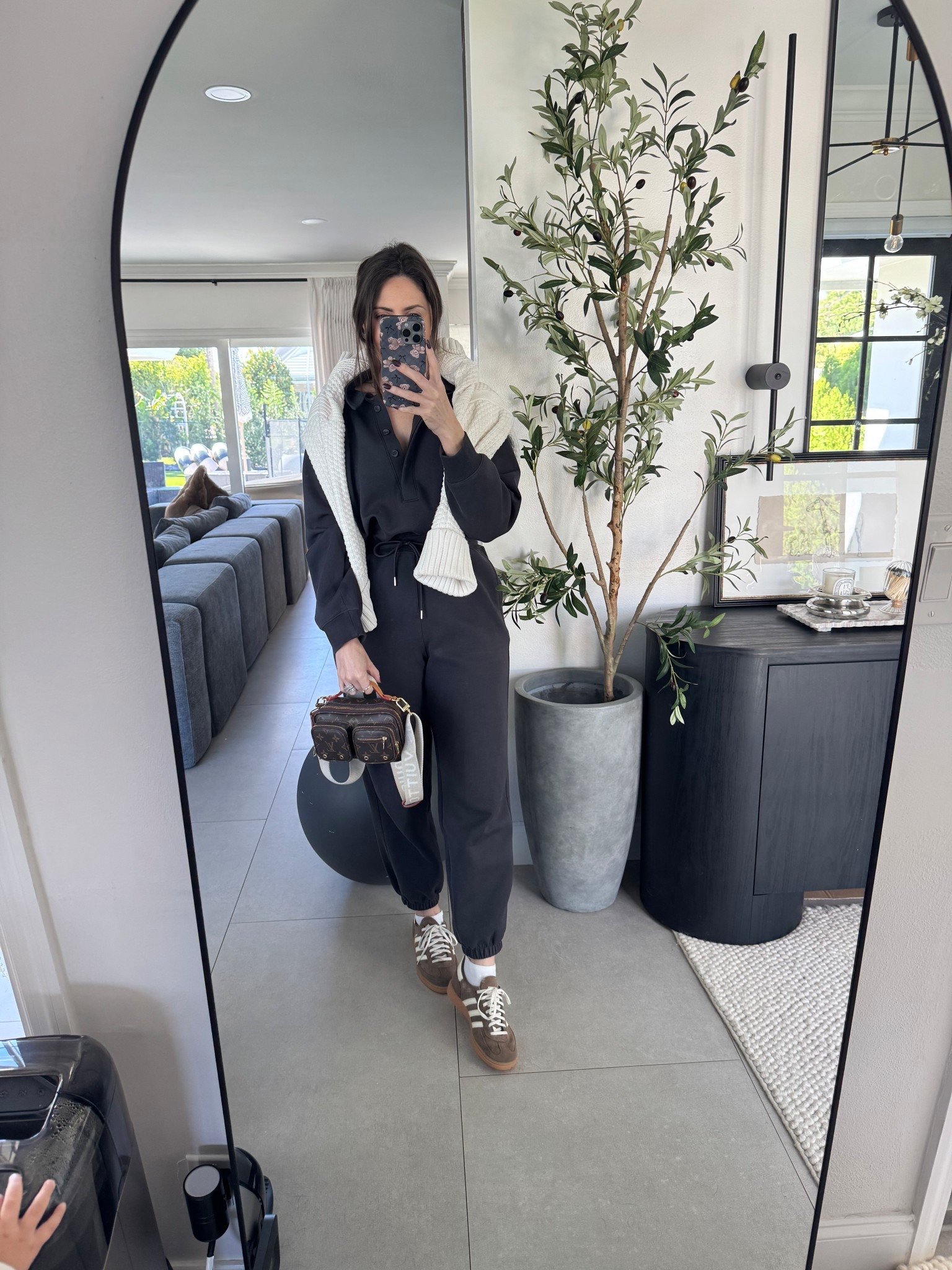 Cozy casual mom outfit 🤎✨🧸

#LTKSaleAlert #LTKdayinmylife #LTKmomlife