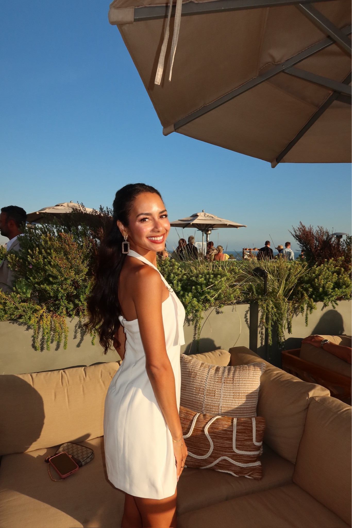 White halter top mini dress from @abercrombie  🤍

Dress: XXS 

Summer night out dress, summer dinner dresss, spring dress, beach vacation outfitt