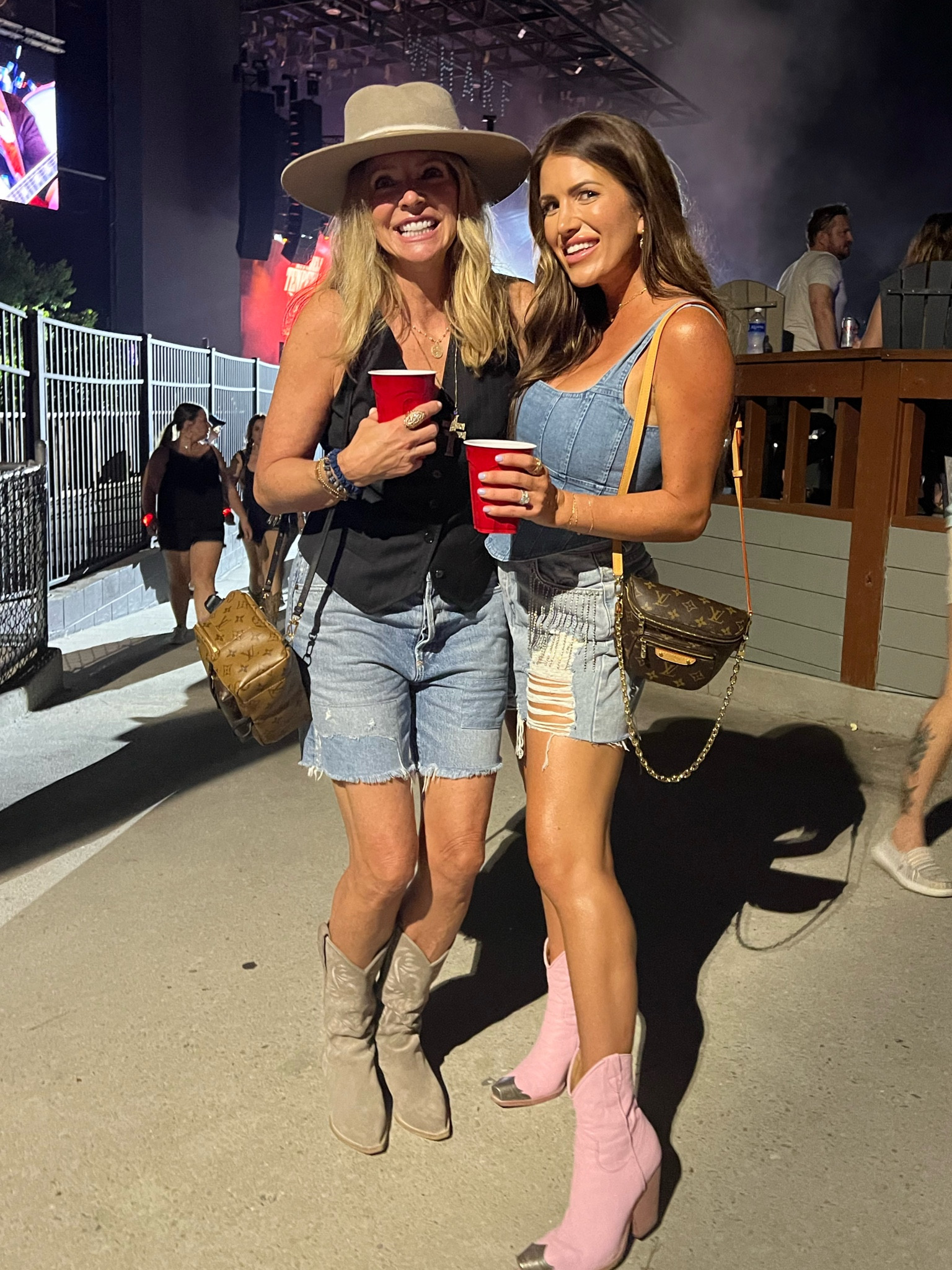 Country concert 
Jason aldean 
Free people 
Revolve 