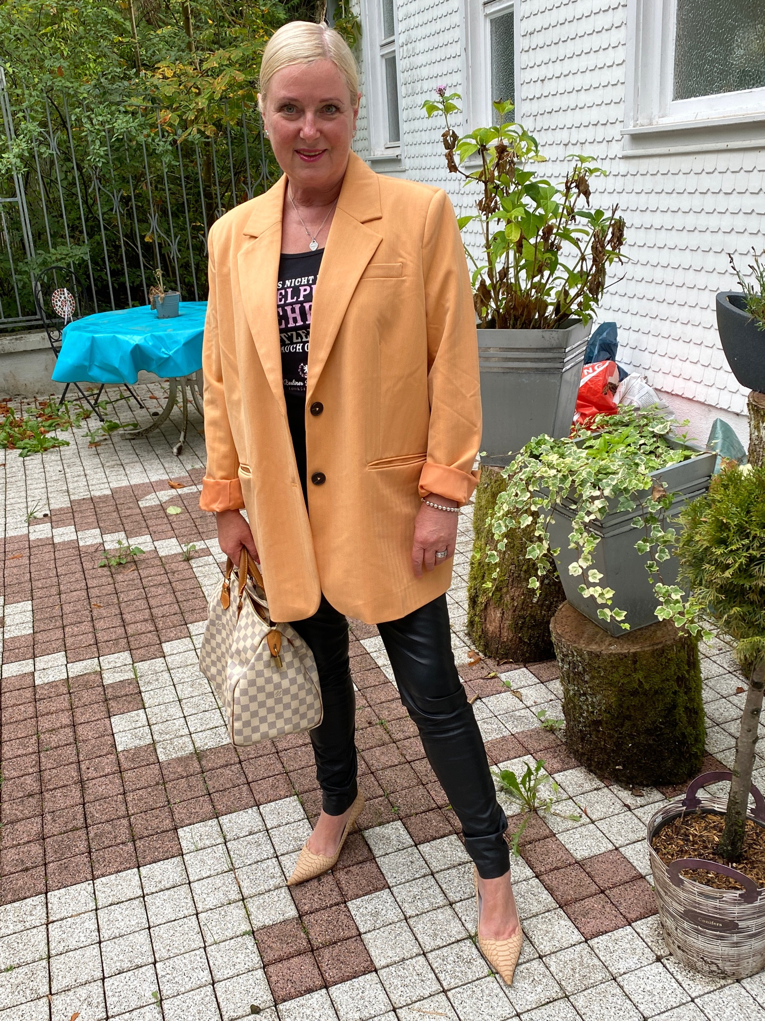 „Mut vor Komfort wählen, das Richtige vor dem was Spaß macht. Veränderung kann unangenehm sein, aber es lohnt sich !“ Brene Brown

Mein Outfit ist toll, wenn wir anfangen über den Herbst nachzudenken. Ein ziemlich klassischer Look. 

#LTKeurope #LTKstyletip #LTKSeasonal