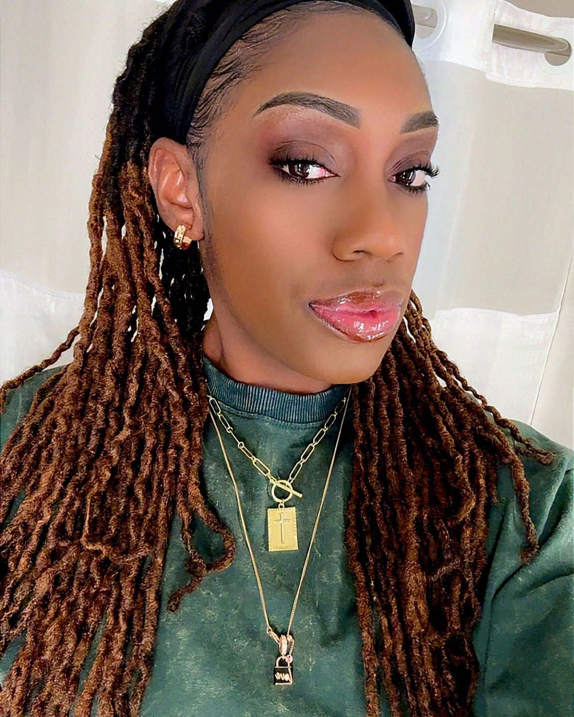 Simple makeup look + cutesy Airport OOTD 🥰🤗

Set came from Fashion Nova 
- 5’11 for reference

#LTKootd #LTKTall #LTKTravel