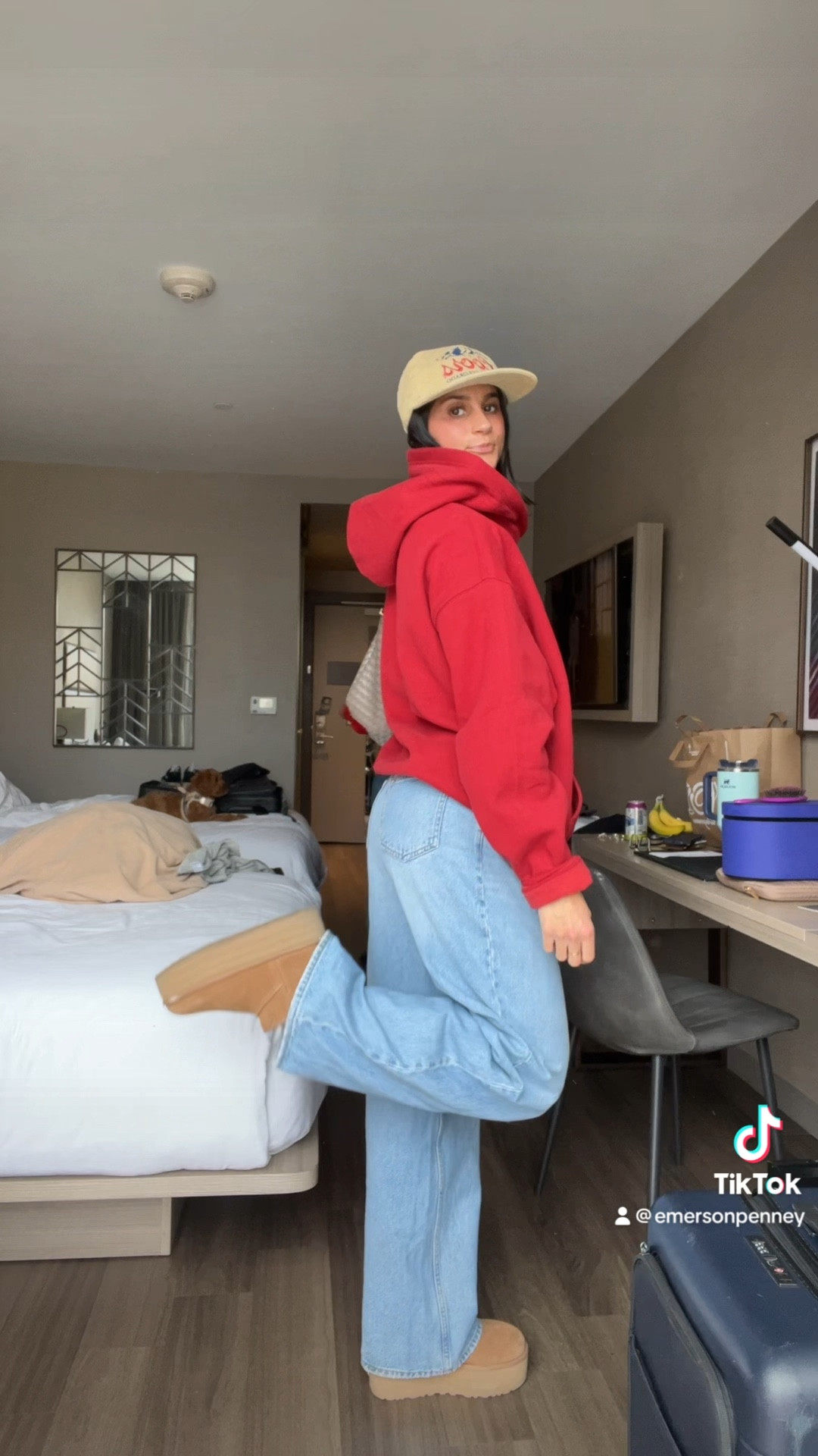 Wearing a size XL in the hoodie, size up for a baggier fit! I’m wearing the platform MINI uggs and the ones linked are not mini. The minis are out of stock on Amazon:( 