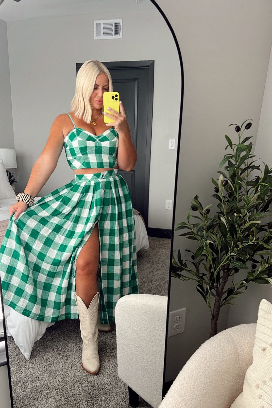 Crop top summer 💚

Summer outfit
Dinner date
Western style
Concert looks
Crop top and skirt
Emeral green
Green and white outfit
White boots
Tecovas
Hunter Bell 
Hunter Bell NYC
