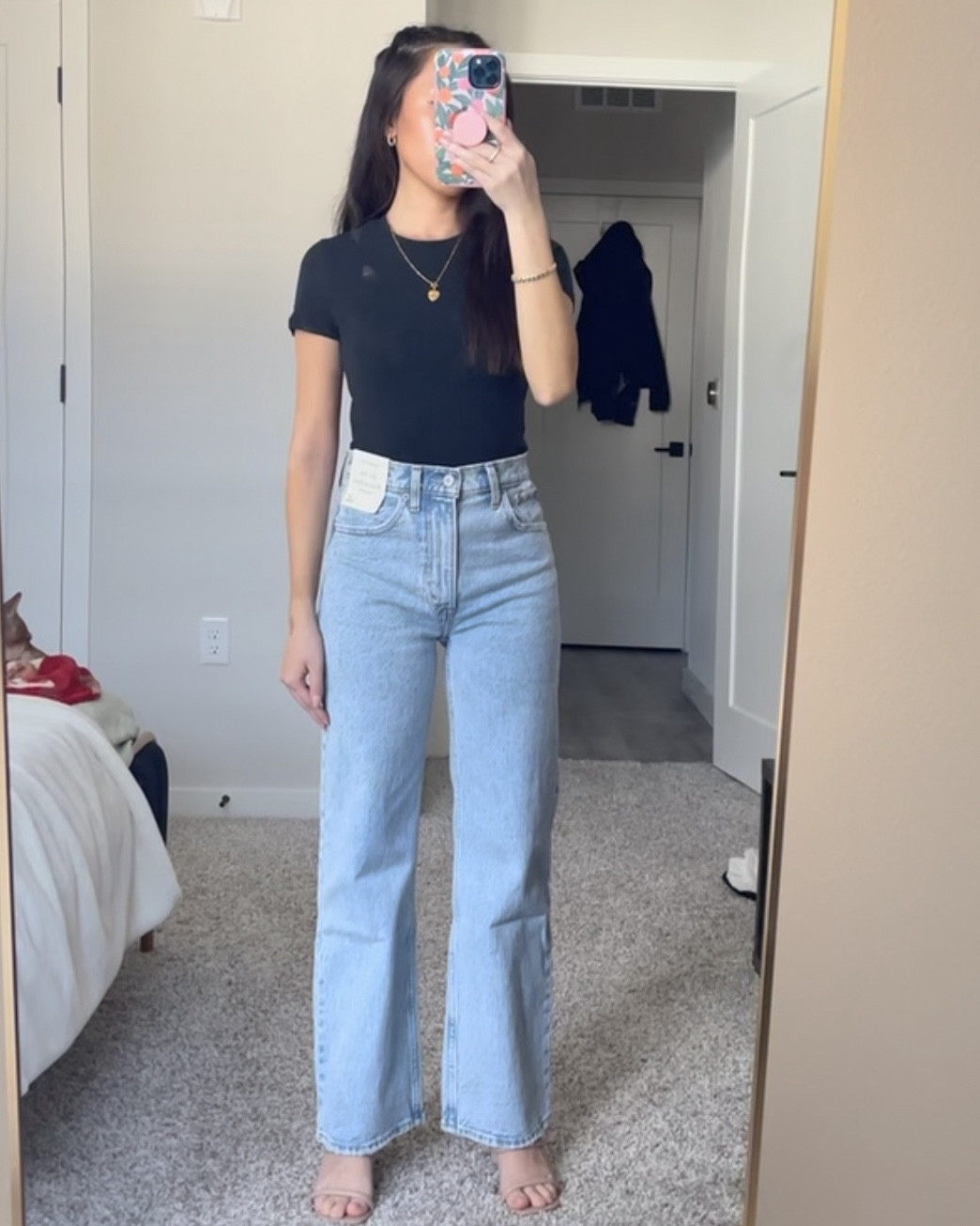 The best Abercrombie denim 😍 
90’s Relaxed High Rise in 23 Xtra Short for my petite girlies. For reference, I am 5’0 🤗 

Color: Light 