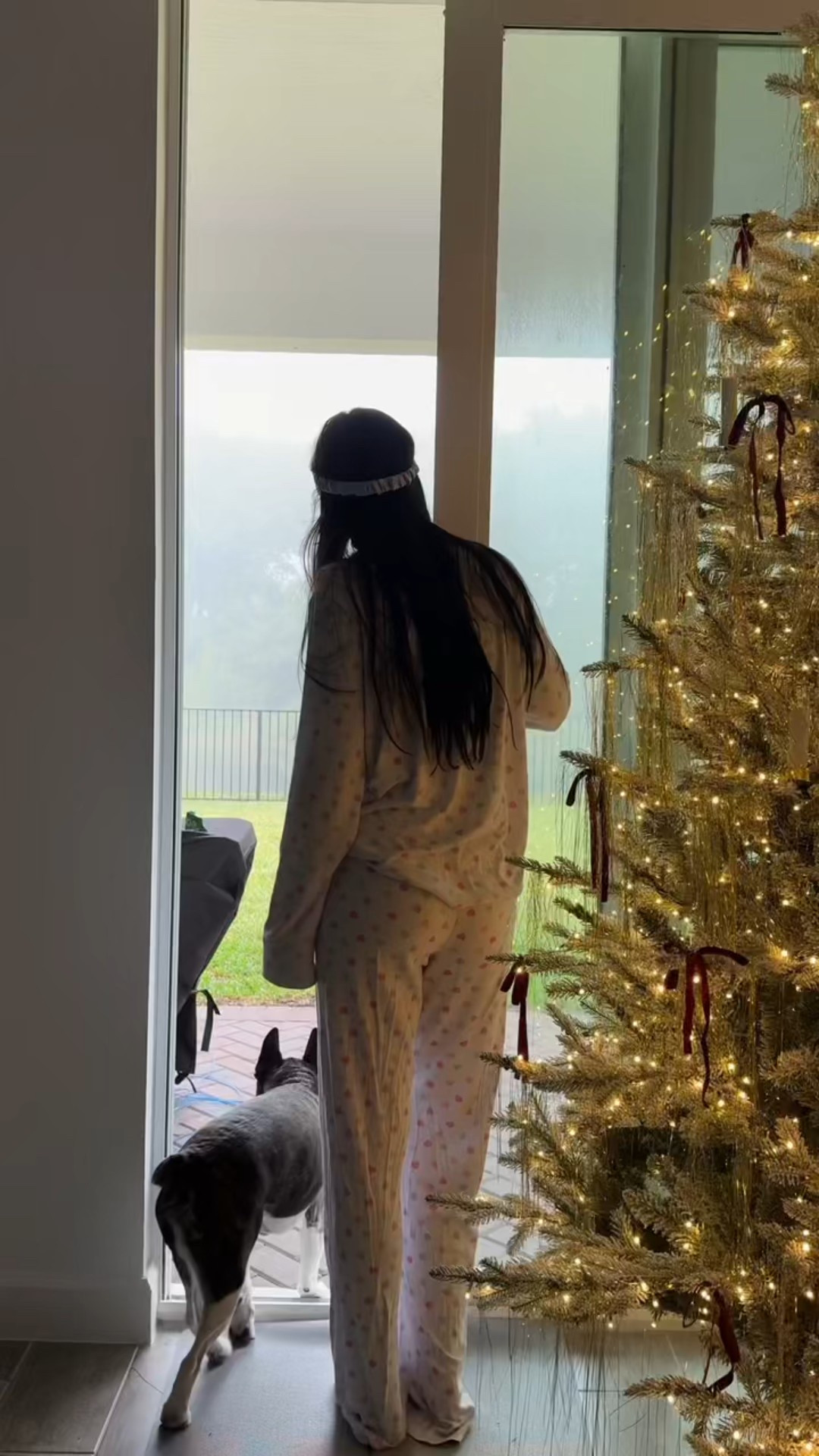 Day 4 of Vlogmas ❤️ everything linked here ✨✨✨ (wearing one of my favorite pair of Skims pjs here that are sold out so linked some of my other favs🤍)