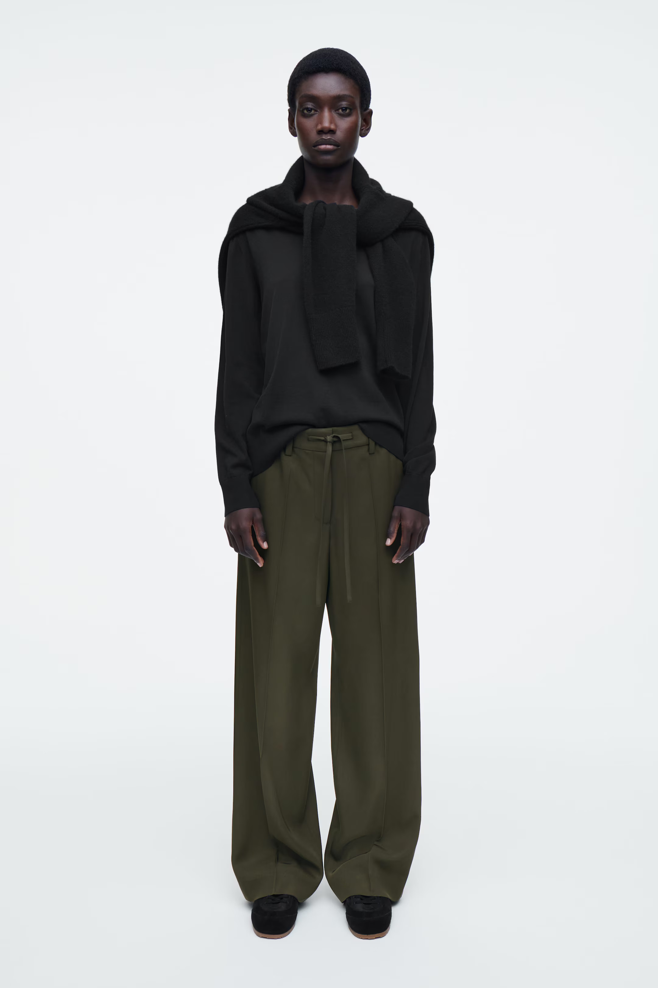 HOSE MIT GERADEM BEIN UND KORDELZUGBUND - DUNKLES KHAKI | COS (EU)