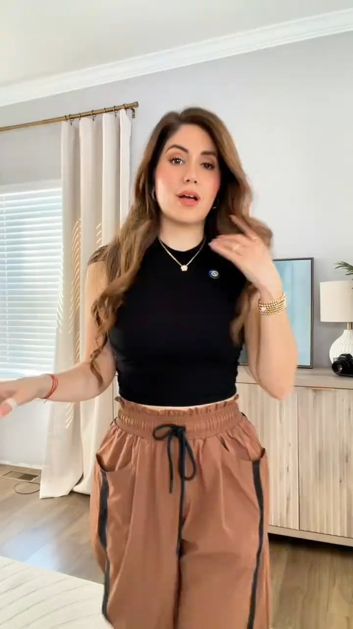 Obsessed with these sporty-chic wide leg pants 🤎 

 #LTKootd #LTKmorningroutine #LTKActive