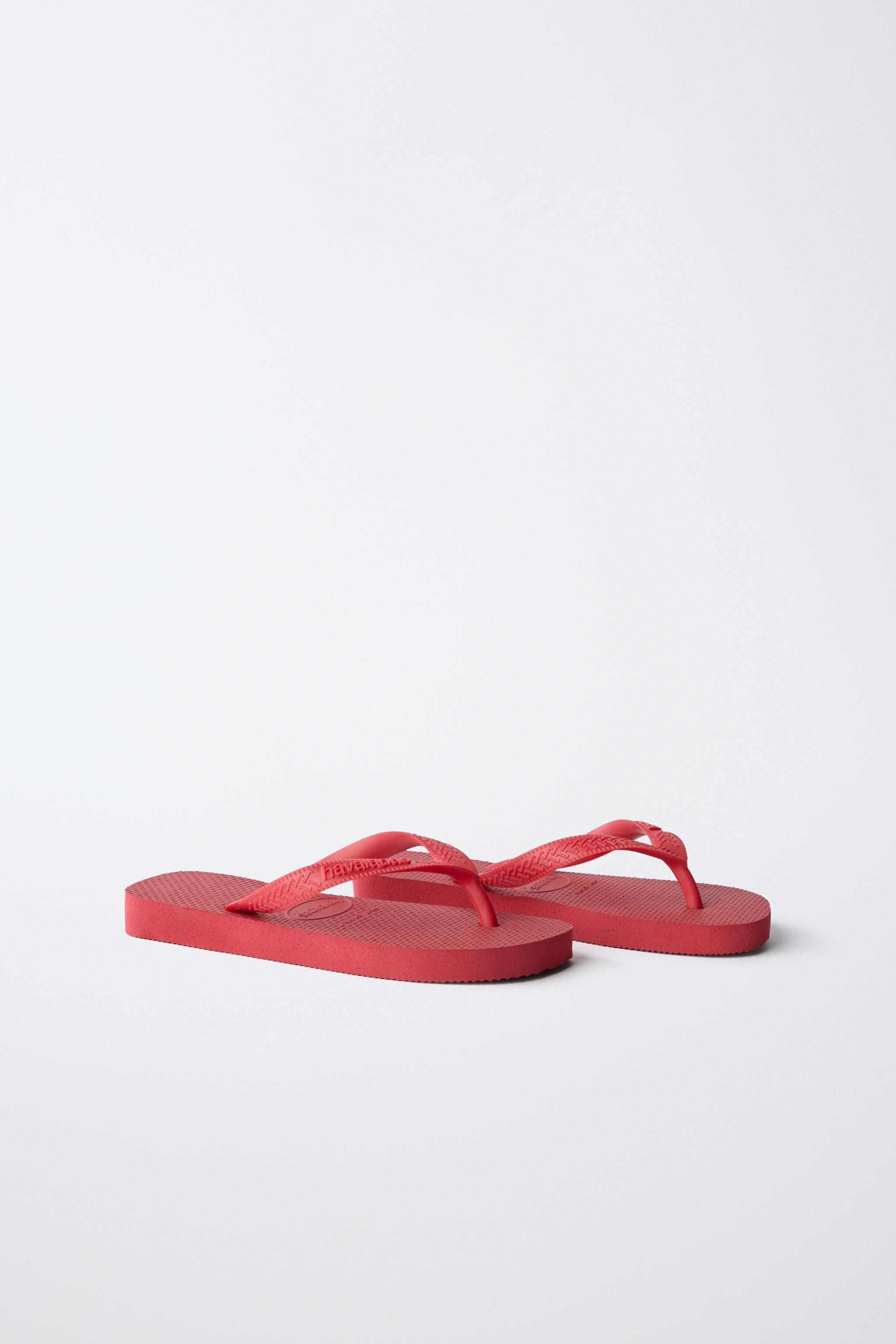 Flat sandal-style shoes. Front strap with toe post. Embossed sole. Rounded toe.Sole height: 2 cm.... | Zara UK