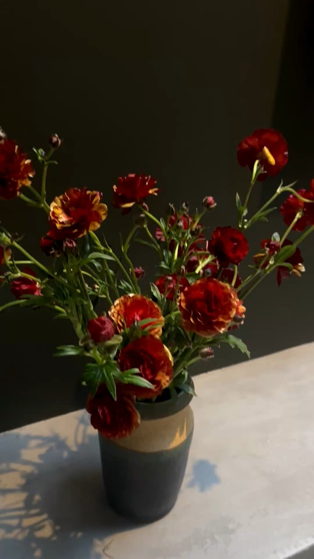 Where florals meet art — a moment of color, texture, and creativity.


#FloralArt #FloralDesign #ArtfulLiving #FreshBlooms #DesignDetails #ChicLiving #CuratedHome 

#LTKHome #LTKHome #LTKdayinmylife