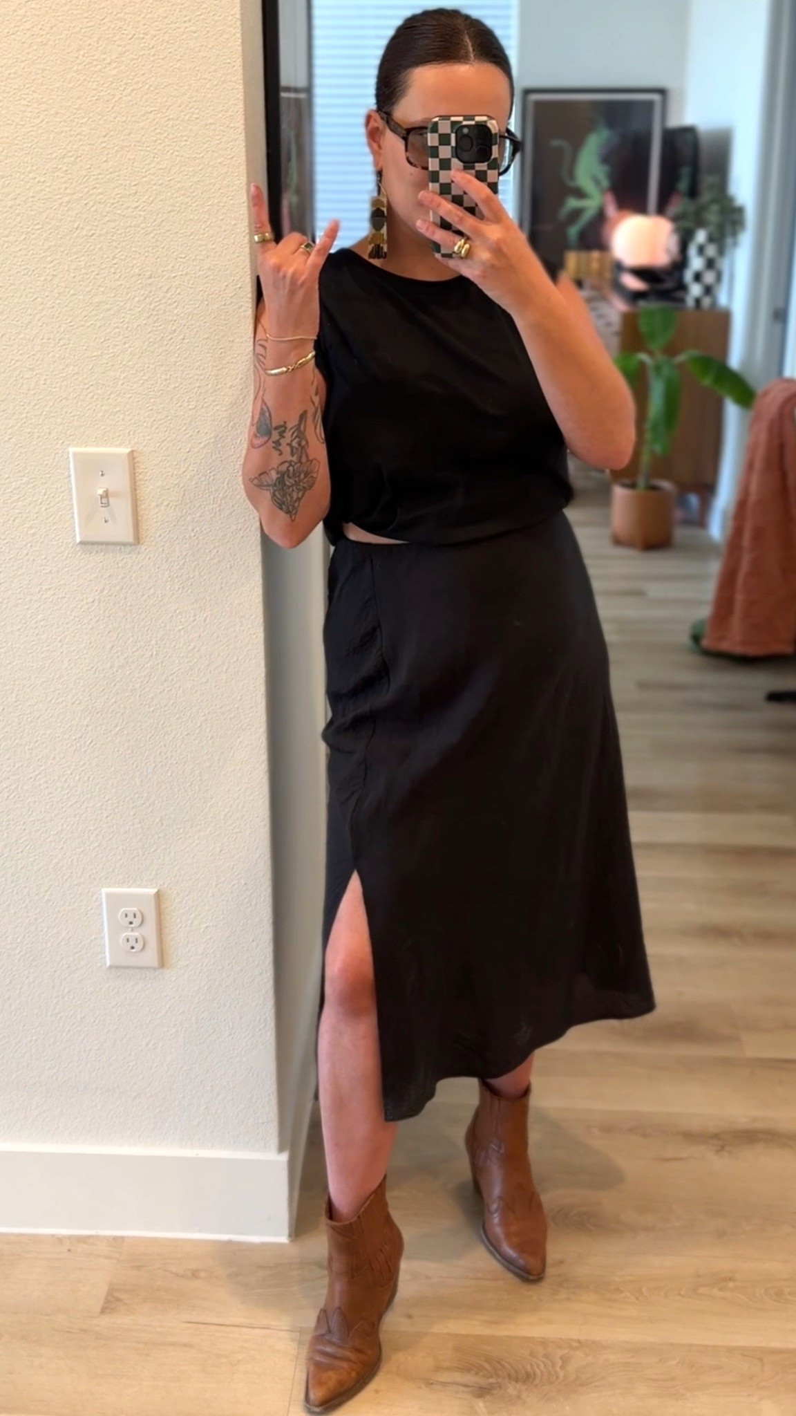 I didn’t feel like wearing pants today, so I made a skirt work 🖤

#LTKFindsUnder100 #LTKStyleTip #LTKMidsize