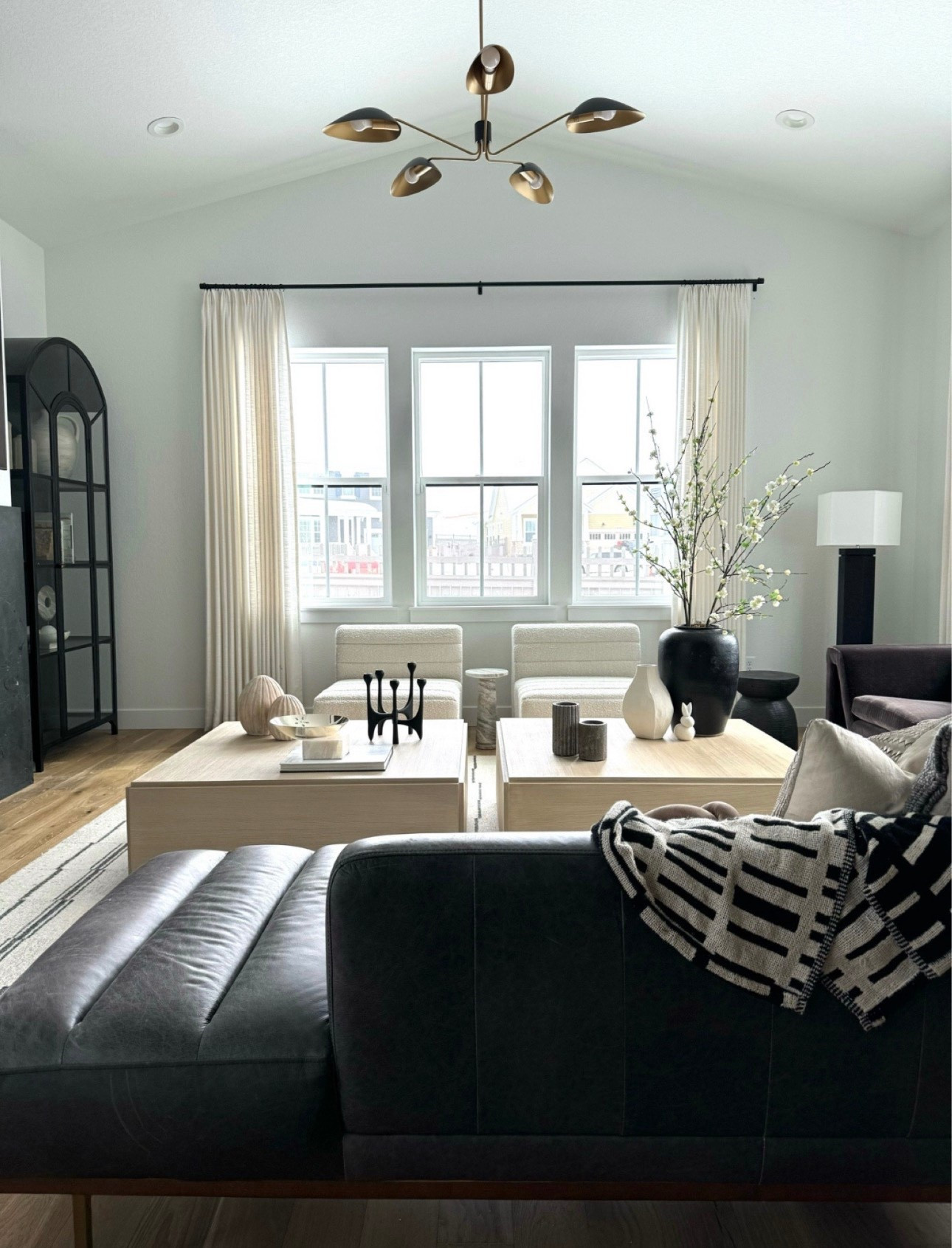 Home decor 
Spring decor 
Easter decor 
Living room 
Sofa 
Coffee table 


#LTKOver40 #LTKSeasonal #LTKHome