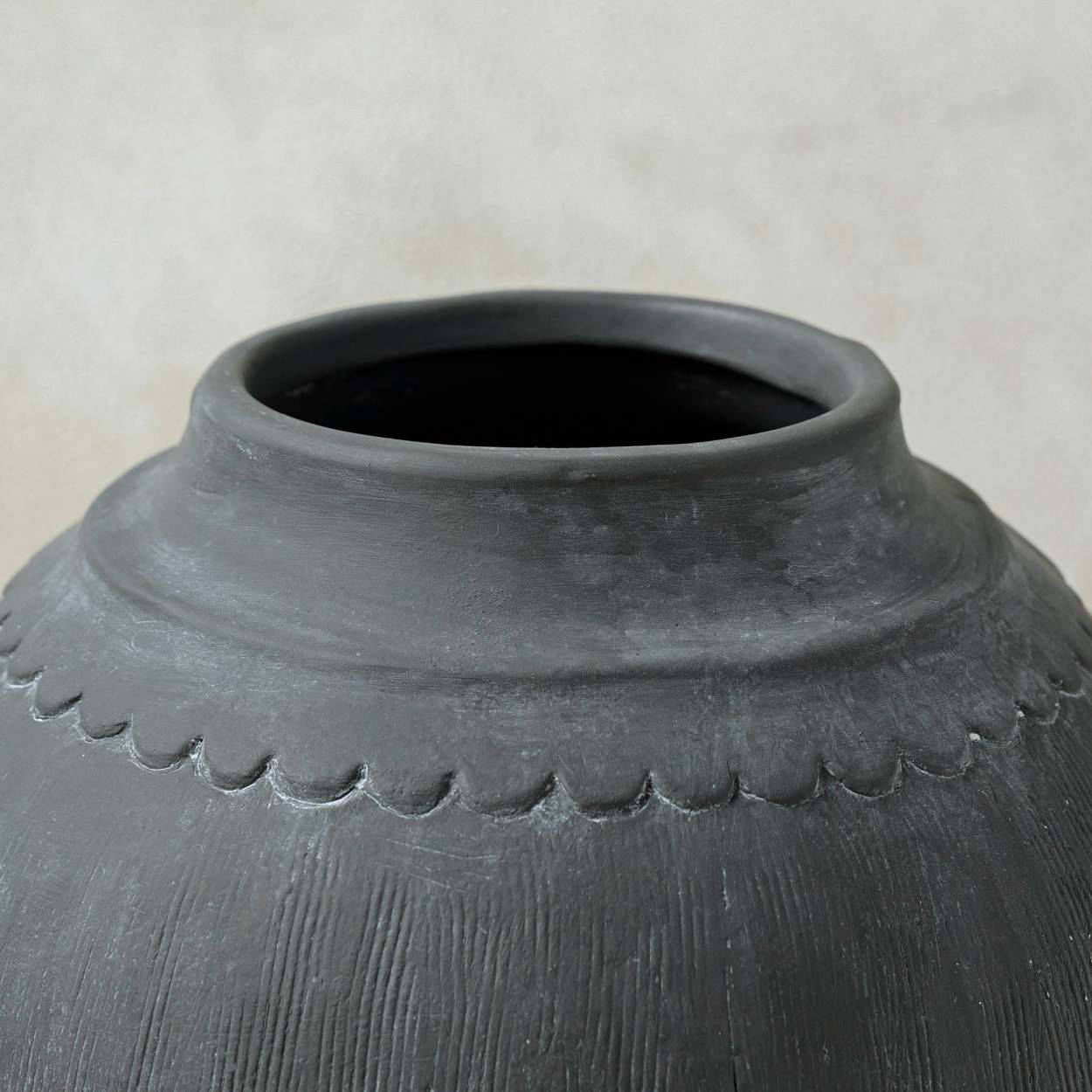 Scalloped Black Vase | Magnolia