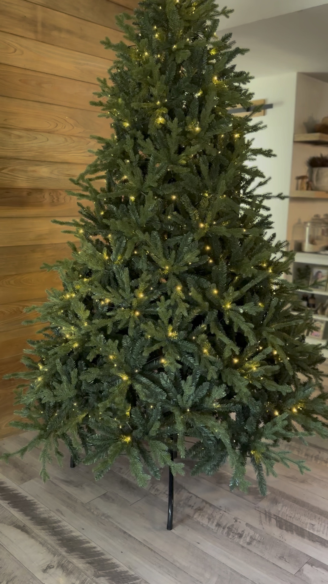 This 9' Scarlet Fir Artificial Christmas Tree is gorgeous🎄

#KingofChristmas #scarletfir #firtree #Christmas #Christmastree #homedecor #interiordesign 

#LTKHoliday #LTKSaleAlert #LTKVideo