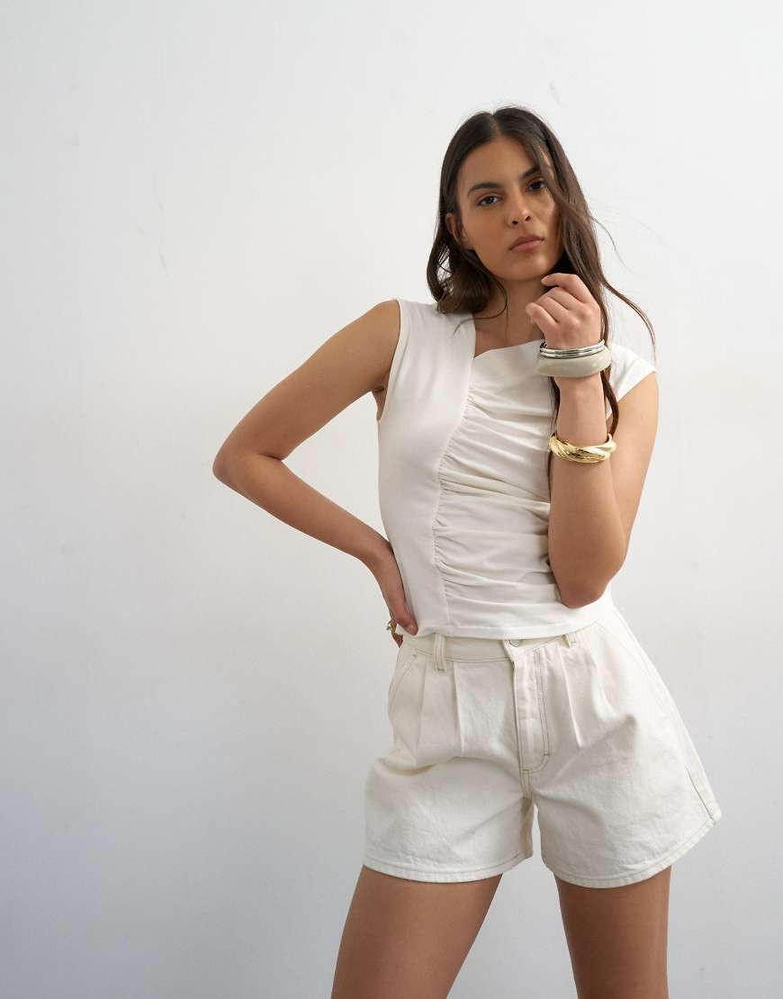 Topshop – Jeans-Shorts in Weiß mit Bundfalten | ASOS (Global)