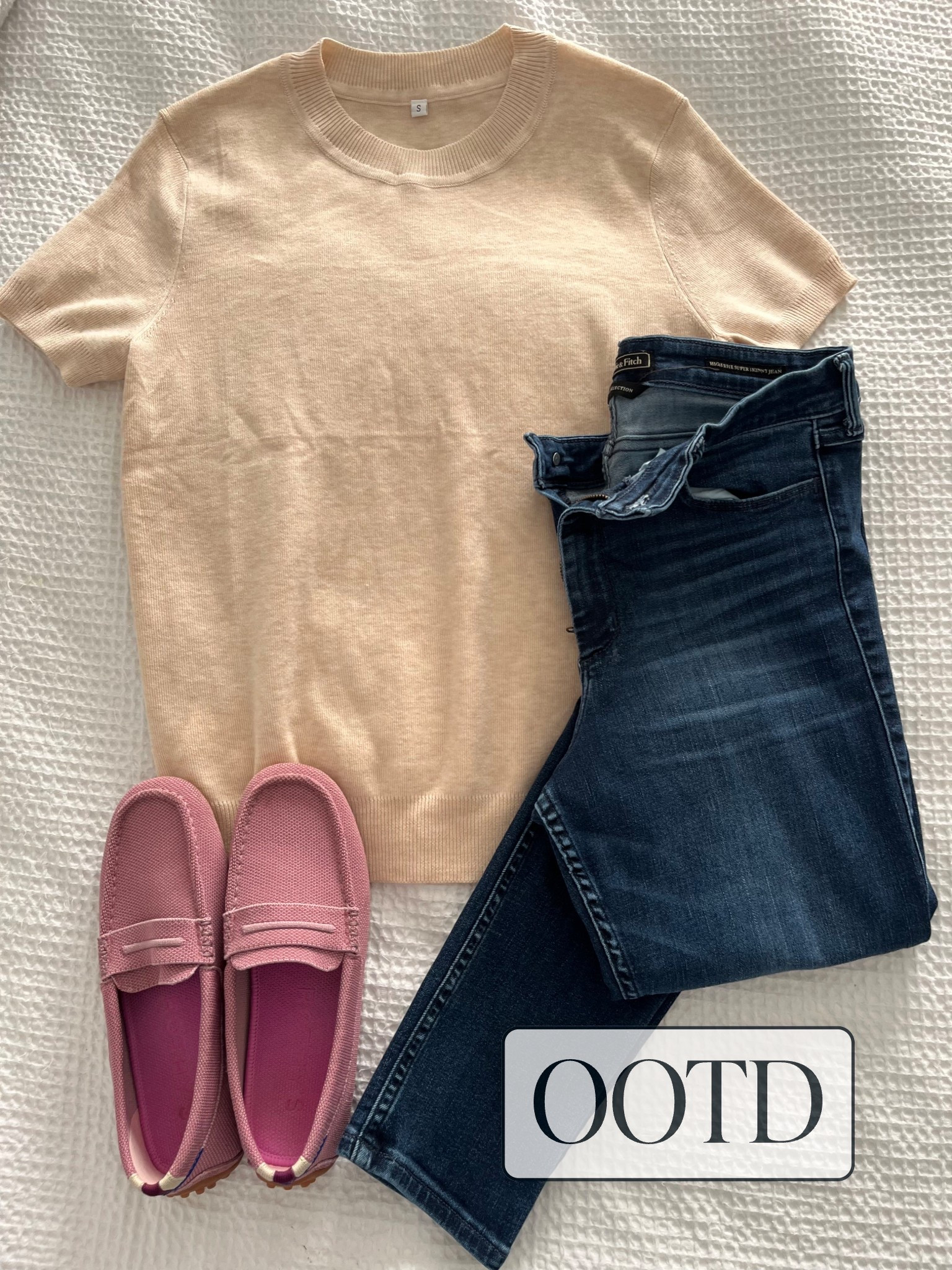 💛 ready for the perfect fall OOTD? Short sleeve sweater ✔️ comfy jeans ✔️ easy loafers ✔️ one of the easiest OOTDs you will throw together! use your loafers as your pop of color or a cute handbag! Small top, 29 jeans, 6 shoes. #OOTD #falloutfit #easy 

#LTKStyleTip #LTKShoeCrush #LTKOver40
