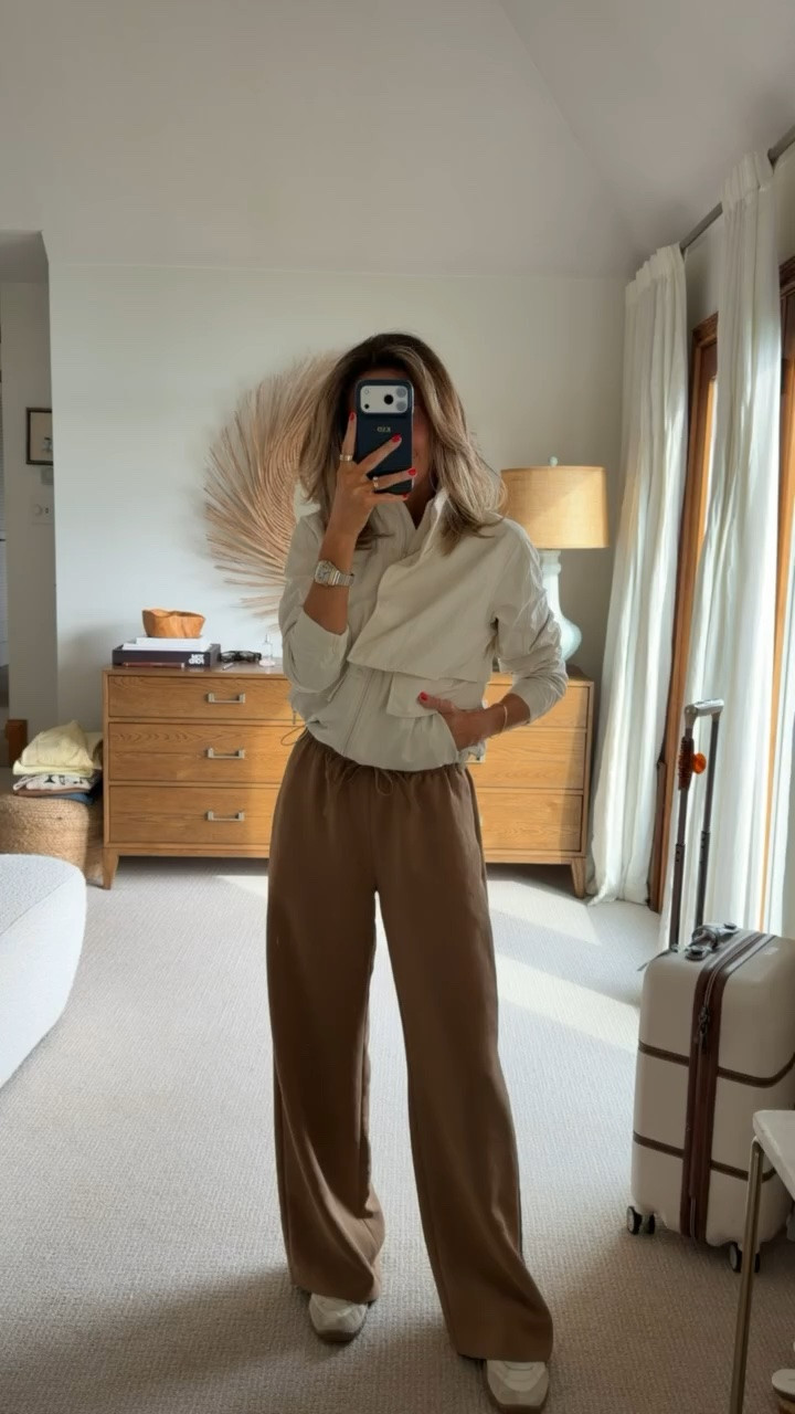 My travel outfit to help Bella move to Chicago! This look is so comfy and perfect for the transitioning seasons, jacket is a must have, so functional and easy to dress up or down

#LTKActive #LTKTravel #LTKSeasonal