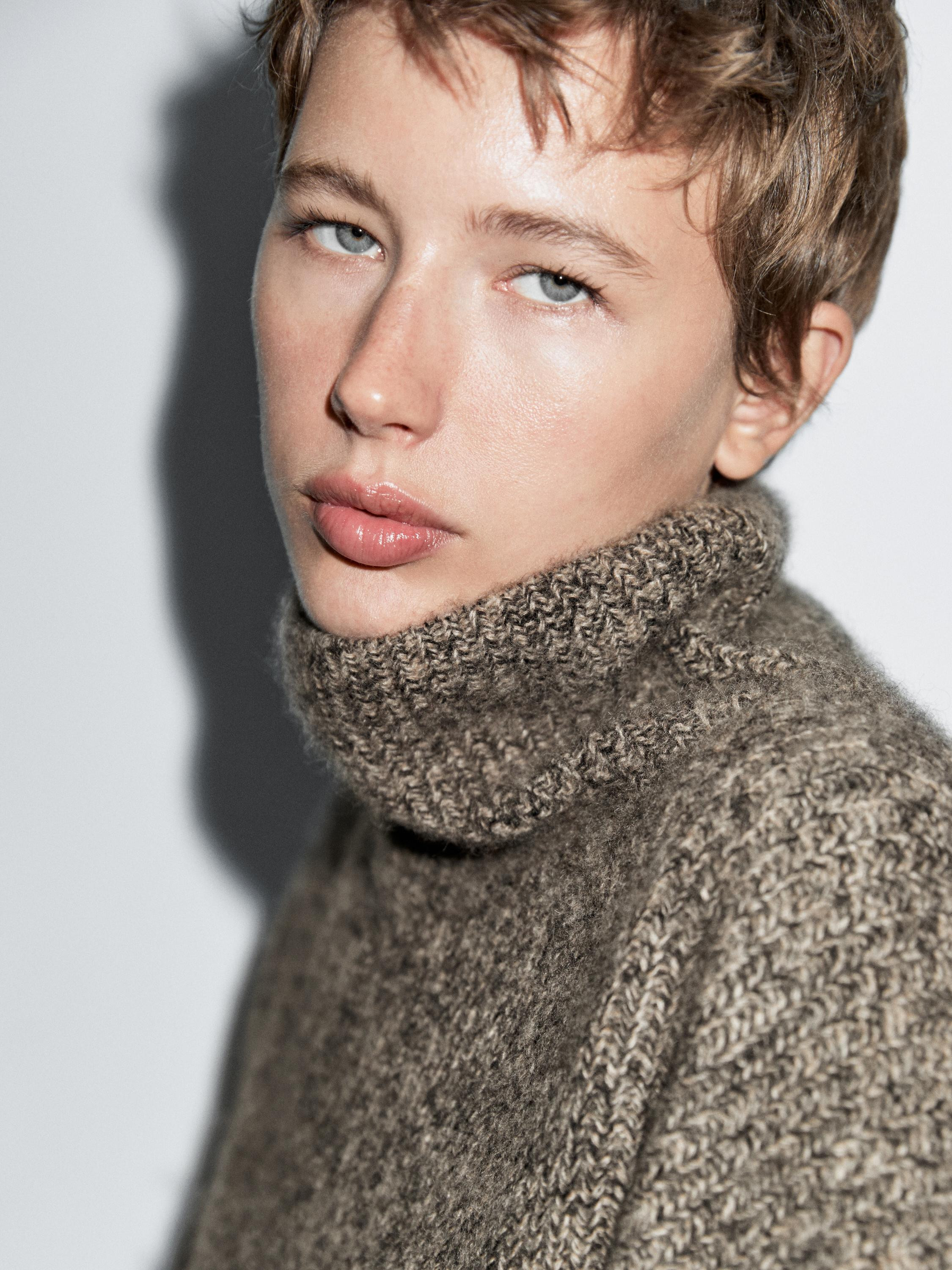 100% cashmere turtleneck sweater | Massimo Dutti UK