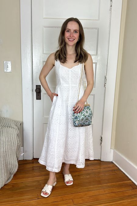 White eyelet dress wearing xs dress is lined and has pockets 