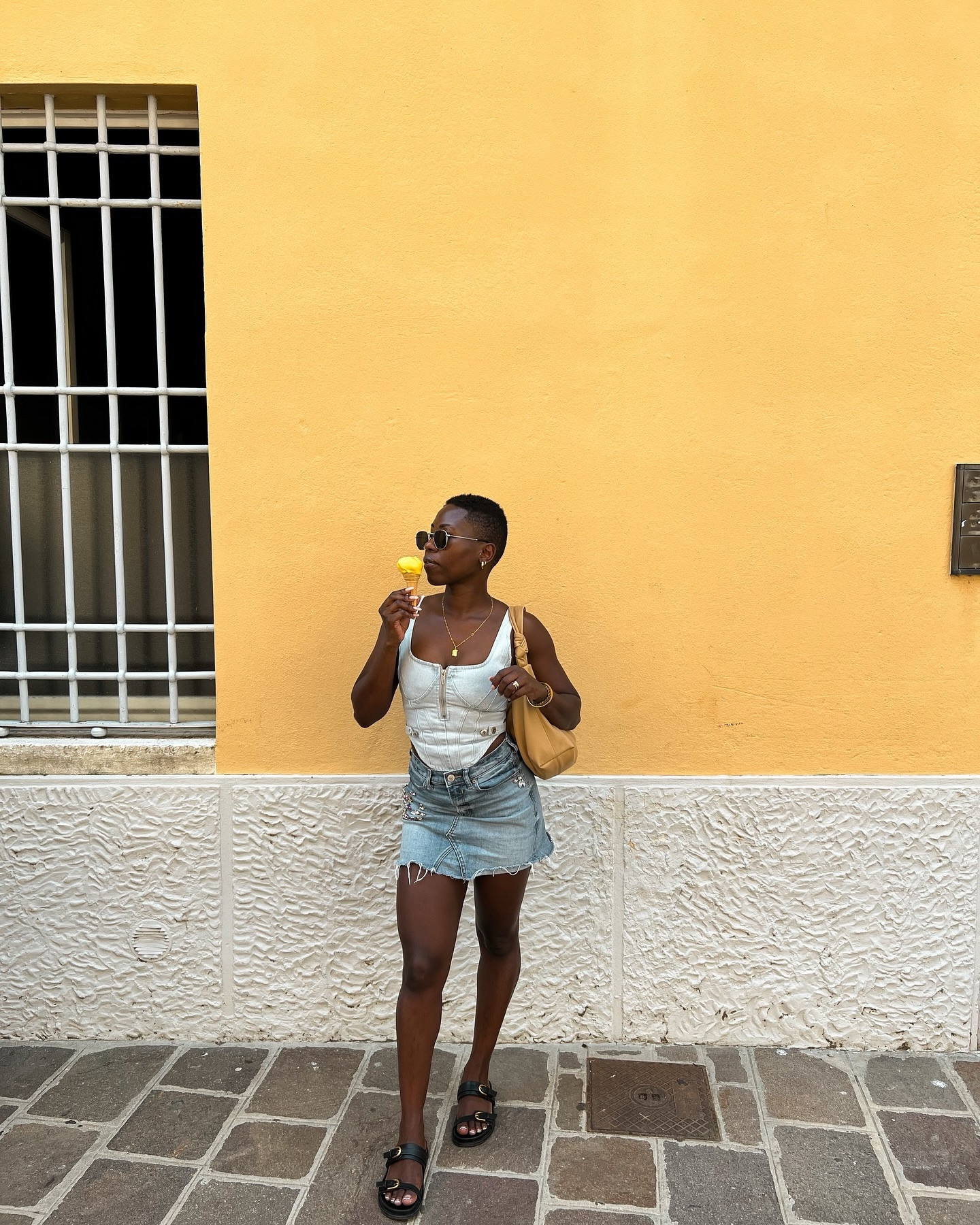 Portraits from Desenzano, Lake Garda 🇮🇹

Top @manieredevoir 
Skirt and shoes @zara 
Bag @mango
