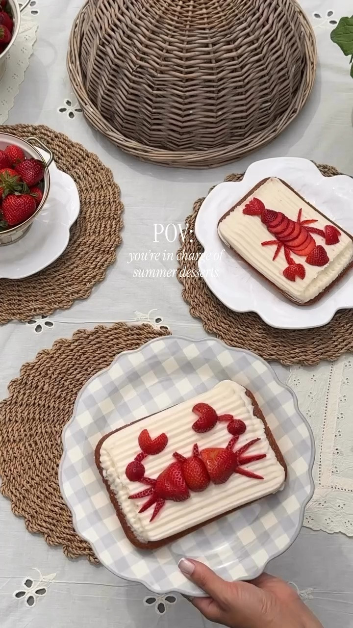 The cutest little summer dessert! 🦞🦀 All you need is a mini cake from Trader Joe’s & a container of strawberries! Ends up being around $10 and is just SO DARLING! Which is your favorite?

Share this with a friend you want to make these with! ☀️

 #easydessert #summerrecipes
