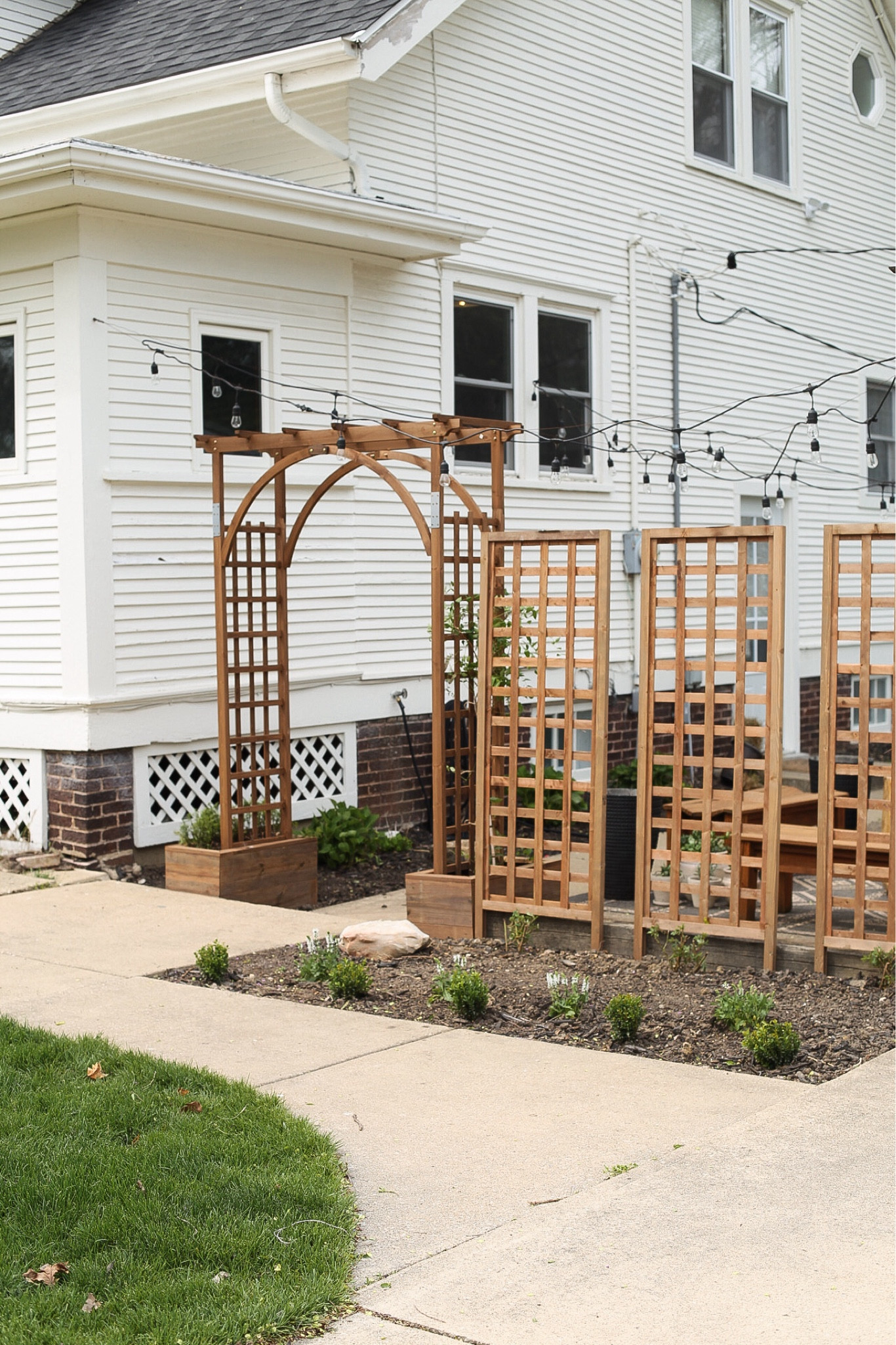 Outdoor patio space. Spring patio. Outdoor styling. English inspired outdoor living. Traditional meets modern.

#LTKhome #LTKSeasonal