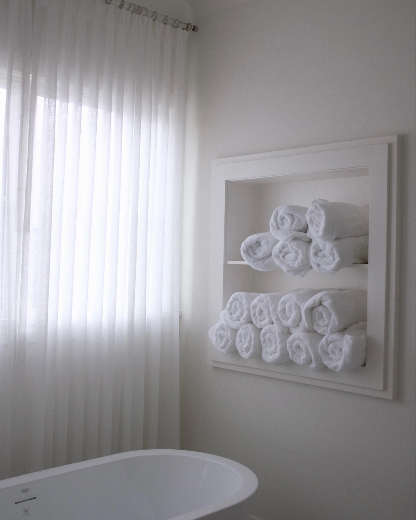 Ready to grab rolled towels by the free standing master bath is a must! 

#LTKhome