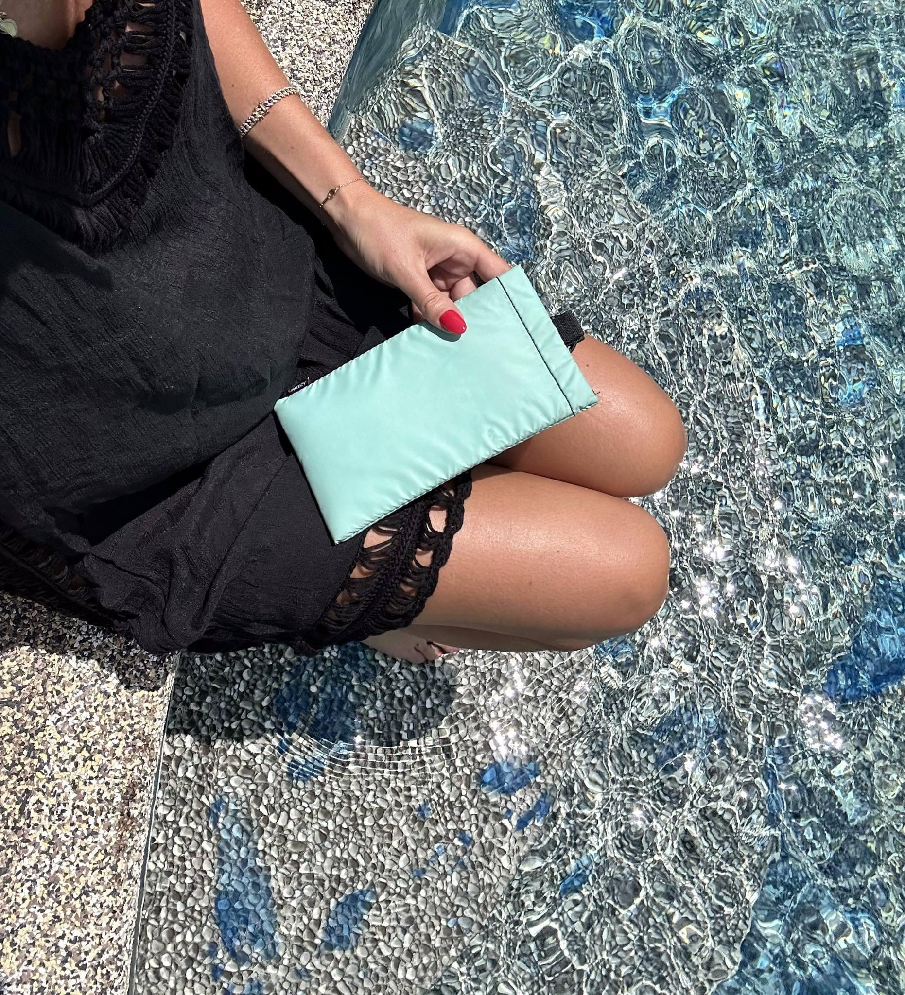 Thermal phone pouch 
Fashionablylatemom 
Fashionably late mom 